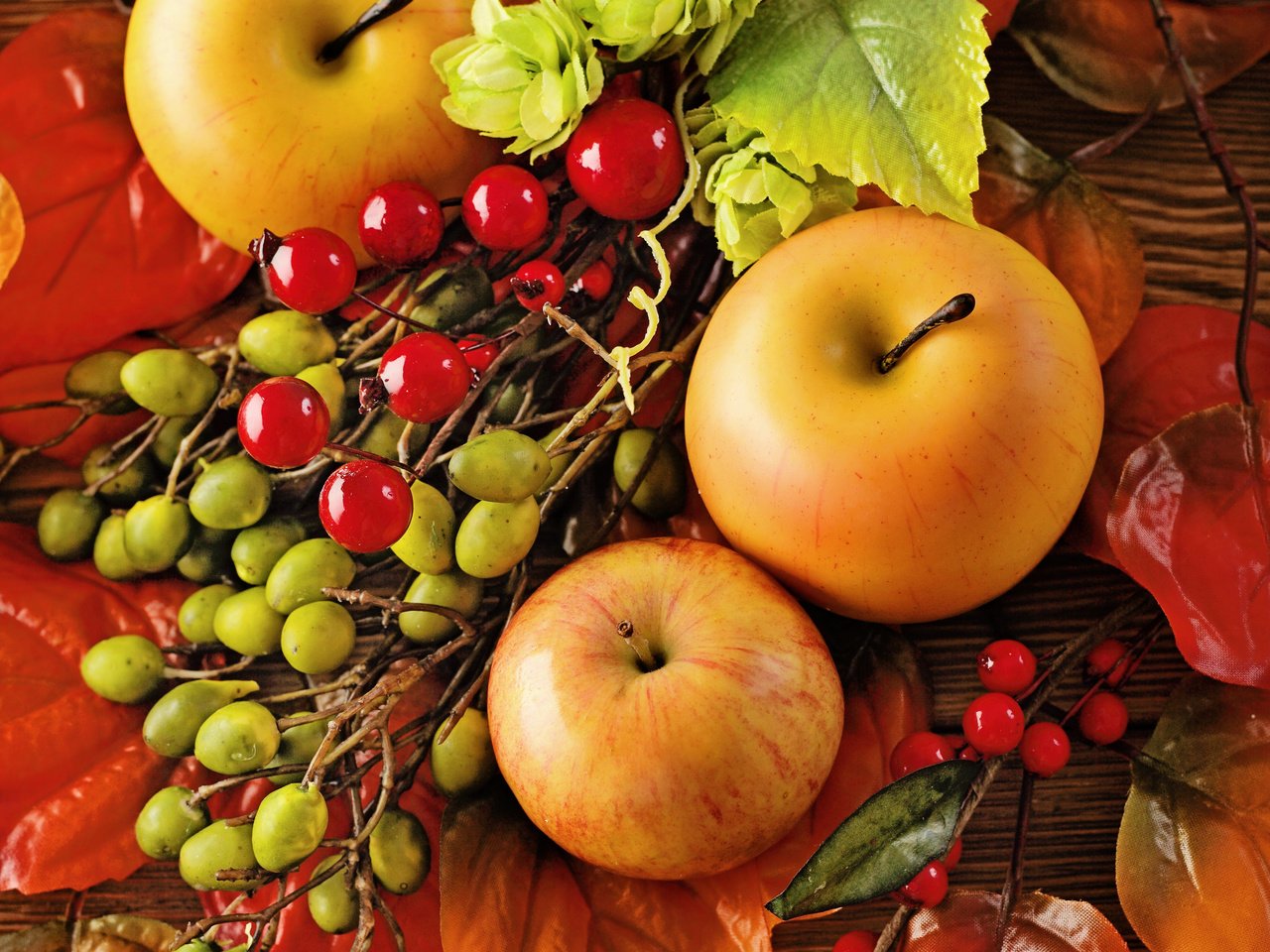 Обои листья, яблоки, осень, лесные ягоды, урожай, плоды, натюрморт, leaves, apples, autumn, berries, harvest, fruit, still life разрешение 3744x3744 Загрузить