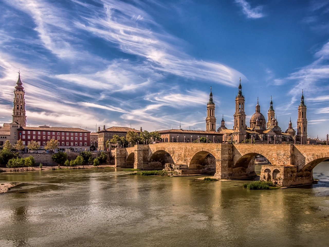 Обои мост, город, башни, испания, сарагоса, bridge, the city, tower, spain, zaragoza разрешение 2048x1152 Загрузить