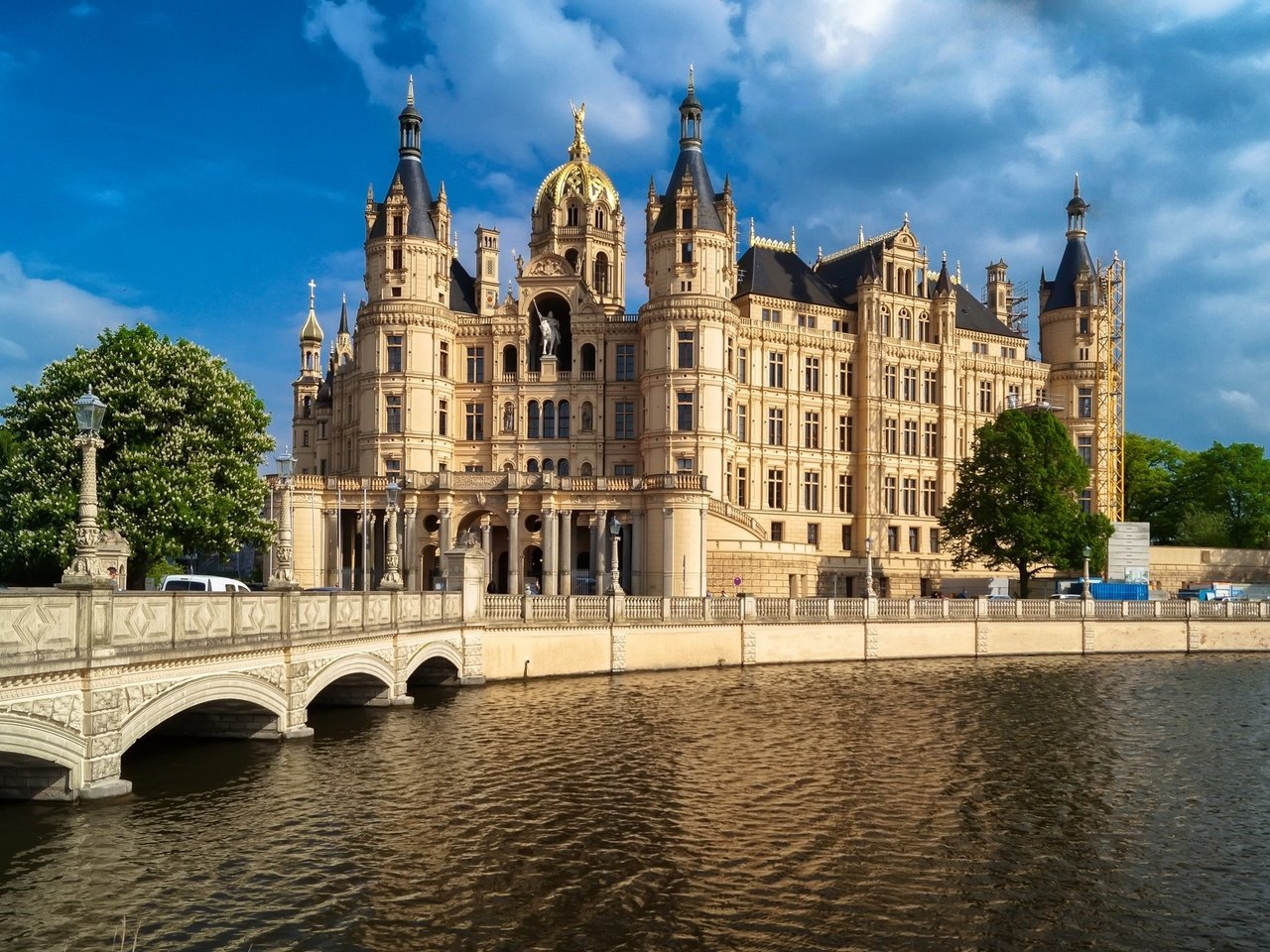 Обои город, германия, замок шверин, the city, germany, castle schwerin разрешение 2048x1342 Загрузить