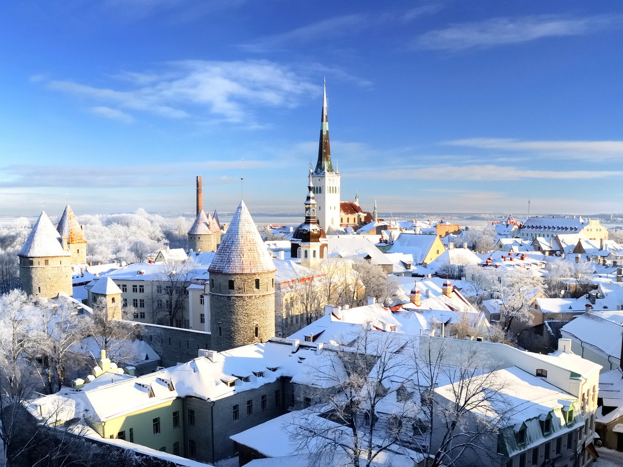 Обои снег, зима, город, старый, эстония, таллин, snow, winter, the city, old, estonia, tallinn разрешение 2560x1600 Загрузить