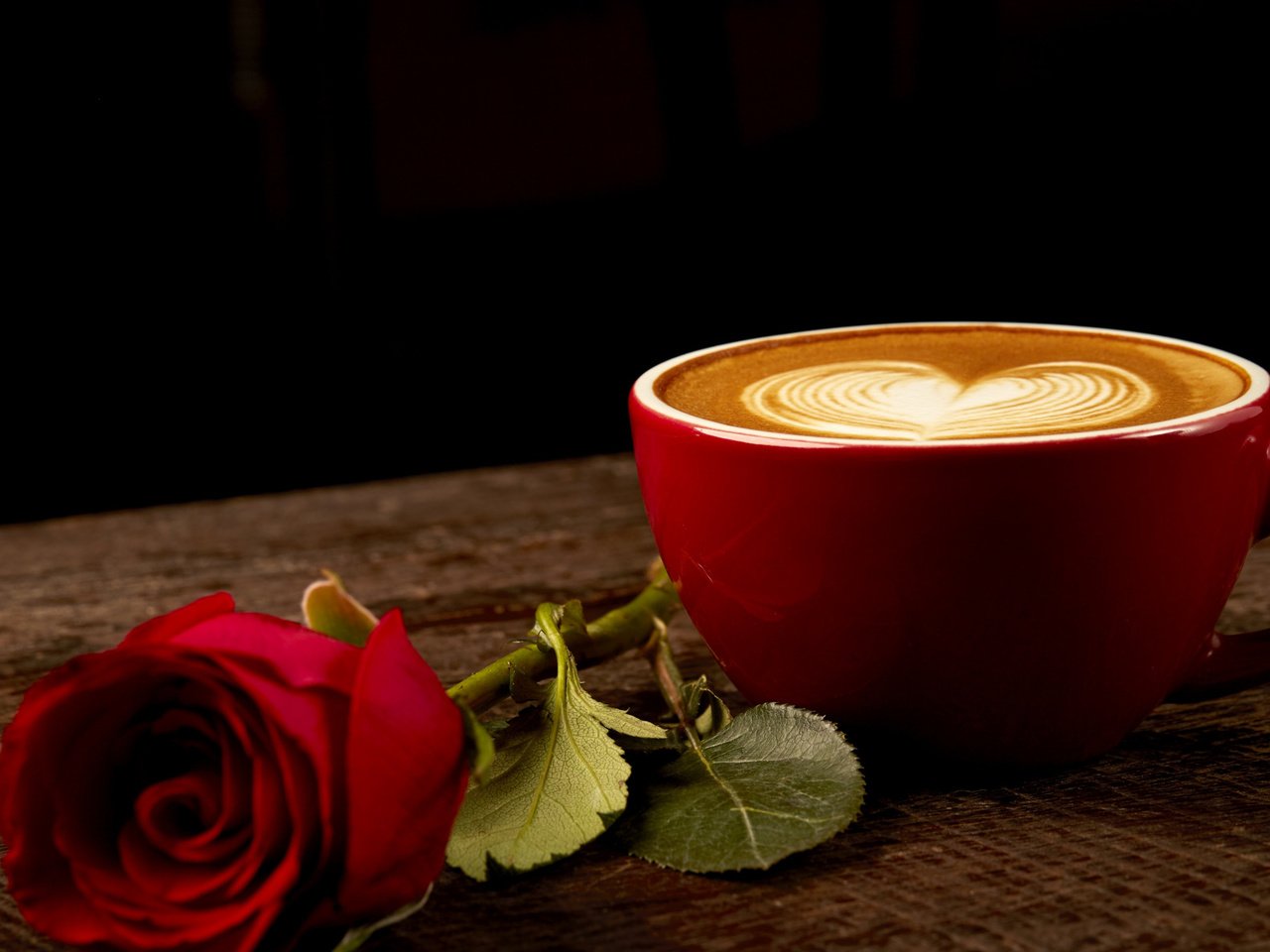 Обои красная роза, розы, дерева, роза, влюбленная, кофе, сердце, бутон, чашка, романтик, краcный, red rose, roses, wood, rose, love, coffee, heart, bud, cup, romantic, red разрешение 2112x1188 Загрузить