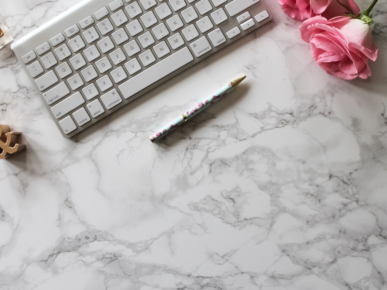 Обои ручка, розы, минимализм, клавиатура, мрамор,  цветы, пинк, handle, roses, minimalism, keyboard, marble, flowers, pink разрешение 2112x1188 Загрузить