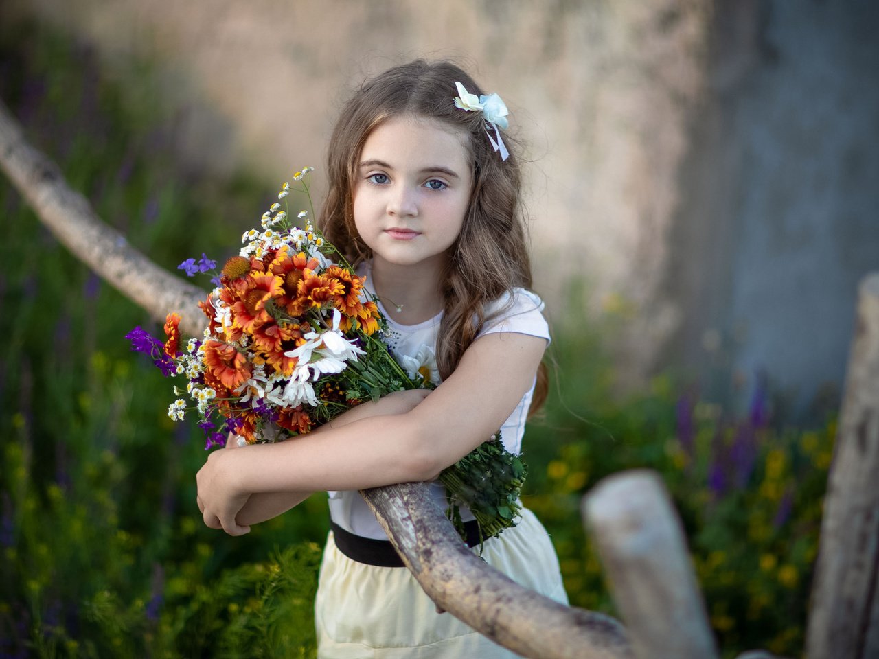 Обои цветы, природа, поза, ветки, девочка, букет, локоны, русая, flowers, nature, pose, branches, girl, bouquet, curls, rus разрешение 2112x1188 Загрузить