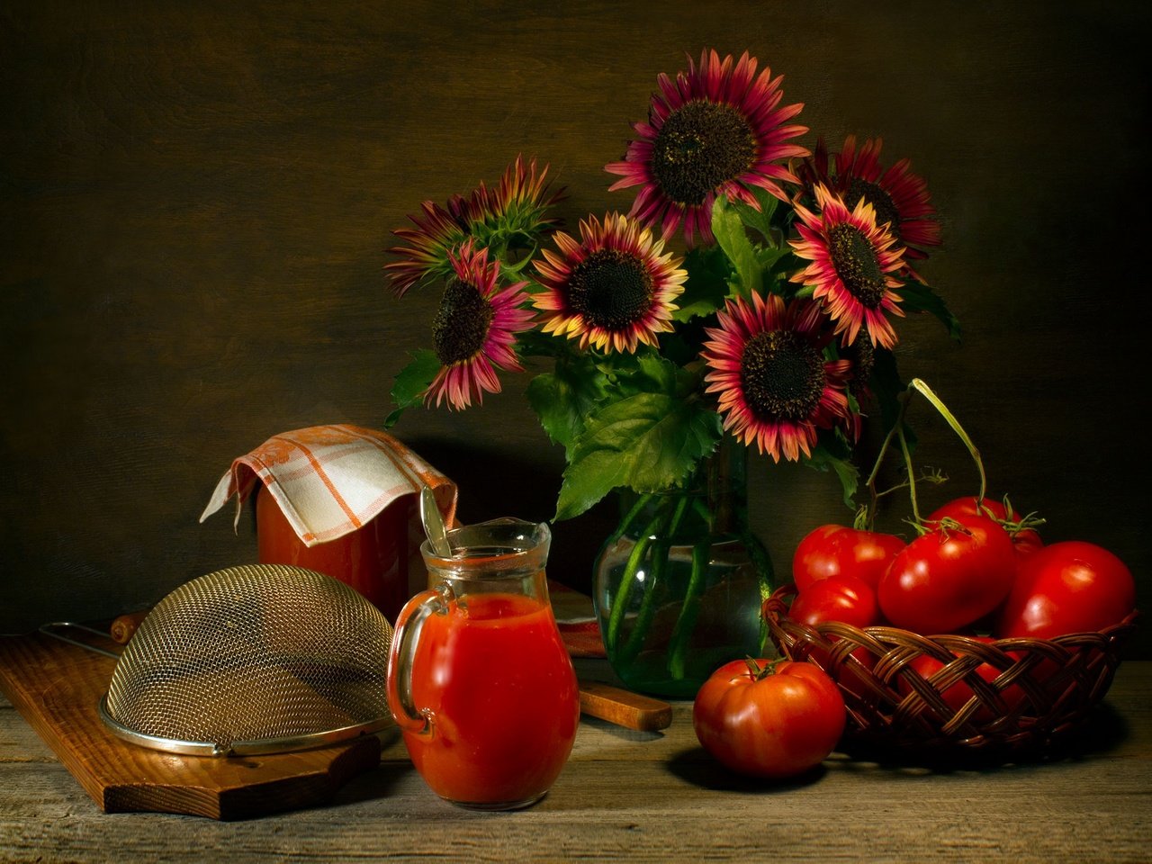 Обои цветы, фон, помидоры, натюрморт, томатный сок, flowers, background, tomatoes, still life, tomato juice разрешение 2000x1410 Загрузить