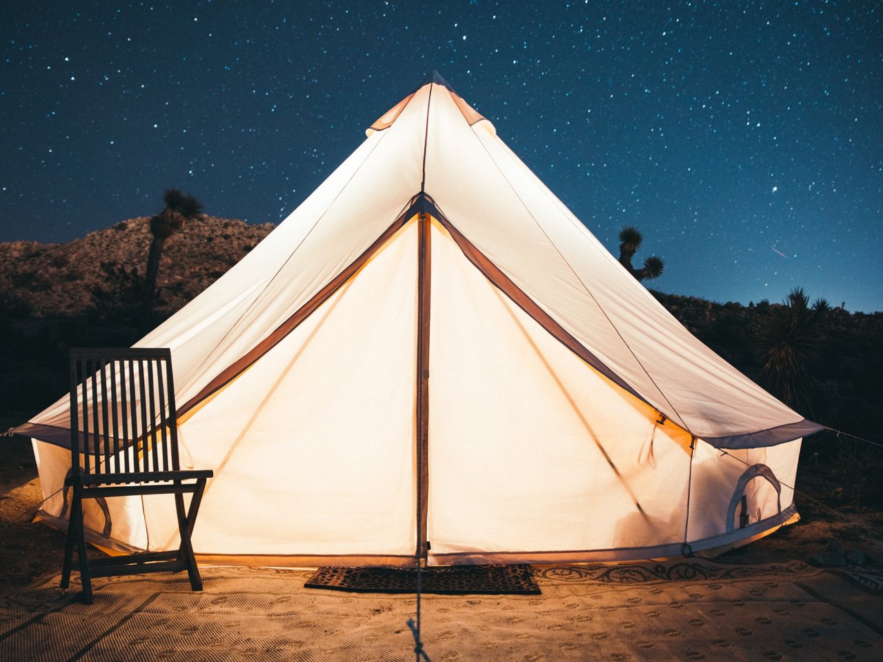 Обои небо, свет, звезды, стул, палатка, вход, kal loftus, the sky, light, stars, chair, tent, entrance разрешение 2112x1188 Загрузить