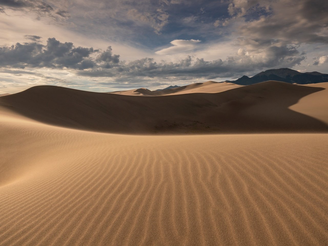 Обои небо, облака, природа, песок, горизонт, пустыня, дюны, the sky, clouds, nature, sand, horizon, desert, dunes разрешение 3840x2160 Загрузить