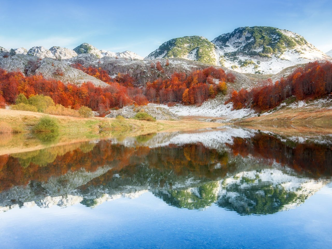 Обои деревья, озеро, горы, природа, лес, отражение, гора, босния, trees, lake, mountains, nature, forest, reflection, mountain, bosnia разрешение 2000x1334 Загрузить