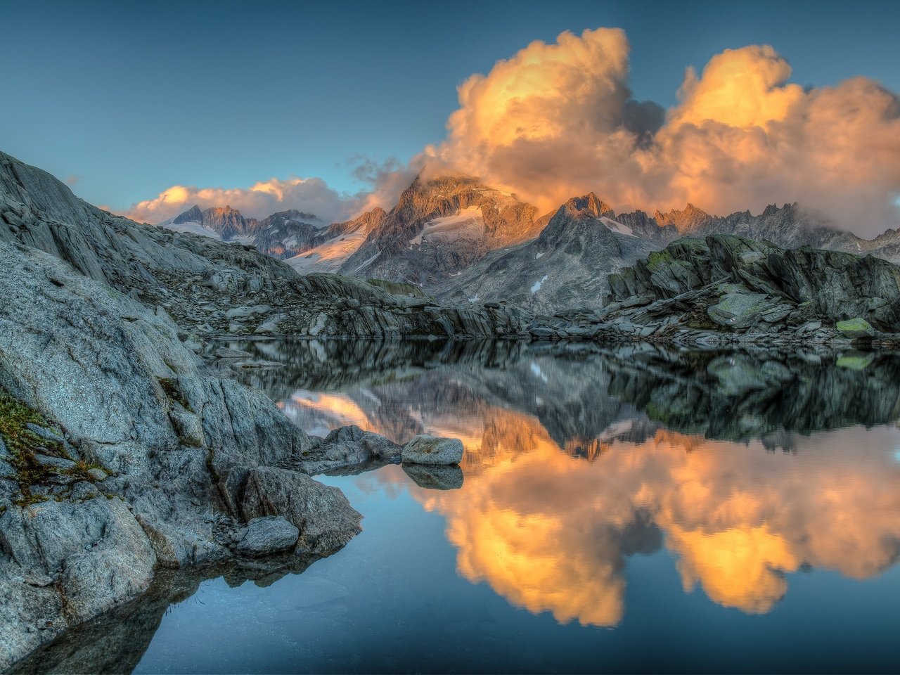 Обои небо, облака, озеро, горы, природа, отражение, the sky, clouds, lake, mountains, nature, reflection разрешение 2048x1365 Загрузить