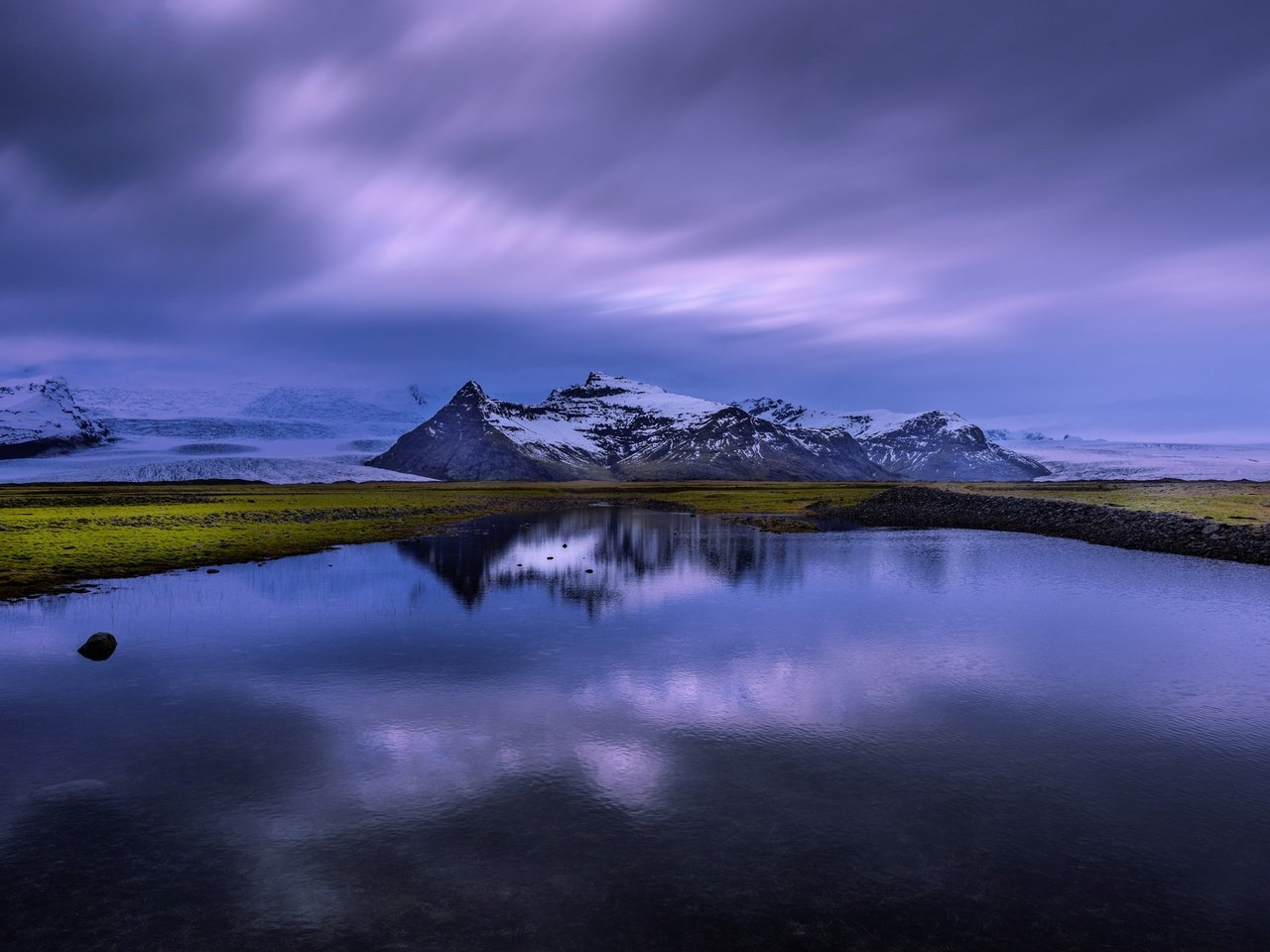 Обои озеро, горы, снег, отражение, сумерки, исландия, lake, mountains, snow, reflection, twilight, iceland разрешение 2048x1367 Загрузить