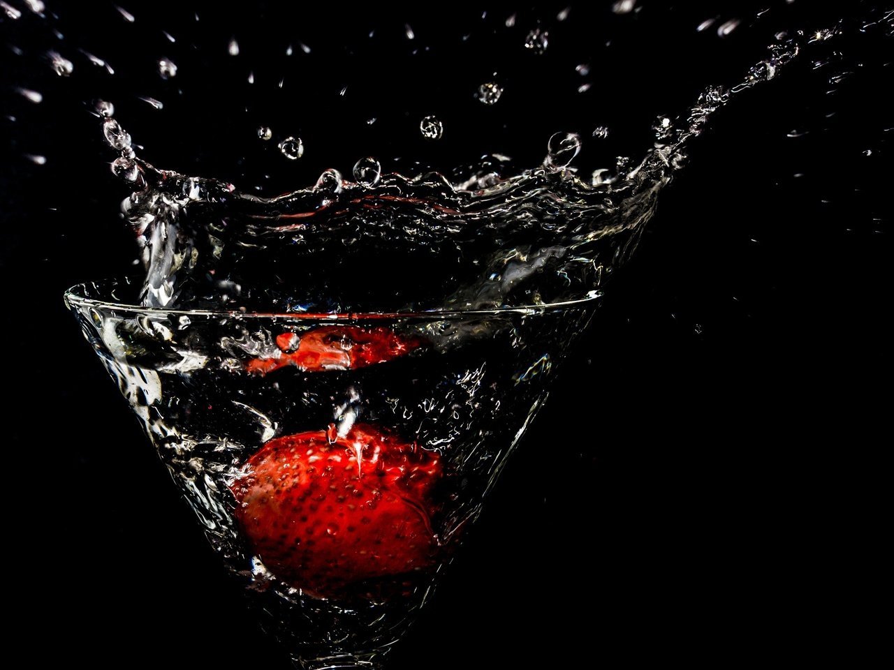 Обои вода, клубника, брызги, бокал, черный фон, фужер, water, strawberry, squirt, glass, black background разрешение 2048x1512 Загрузить