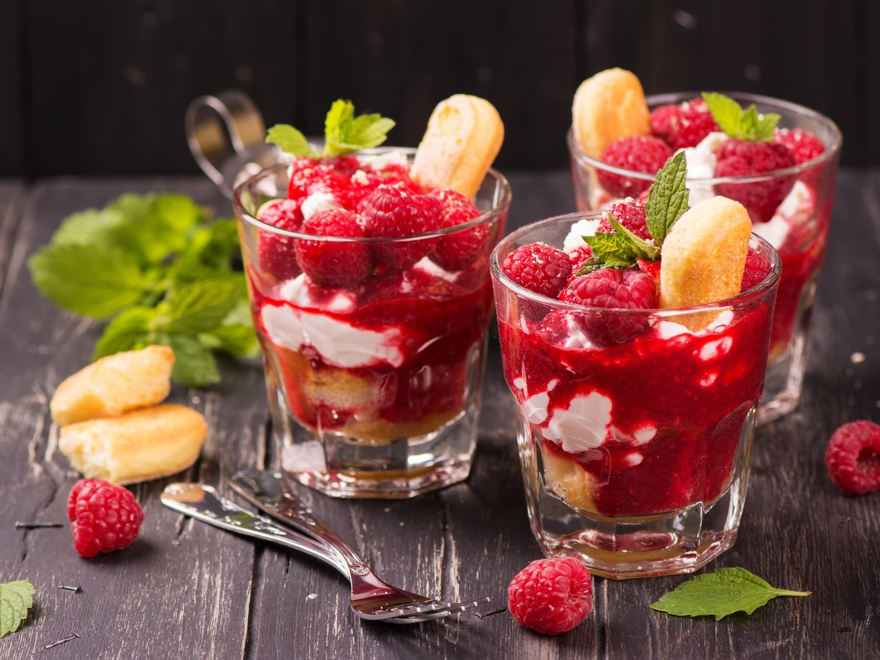 Обои малина, ягоды, стаканы, печенье, десерт, крем, raspberry, berries, glasses, cookies, dessert, cream разрешение 6000x4000 Загрузить