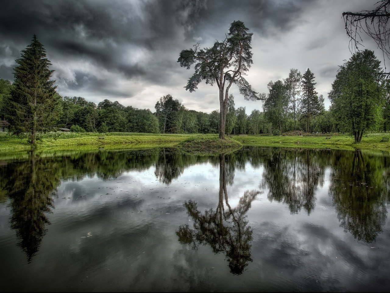 Обои деревья, озеро, тучи, отражение, trees, lake, clouds, reflection разрешение 2048x1365 Загрузить