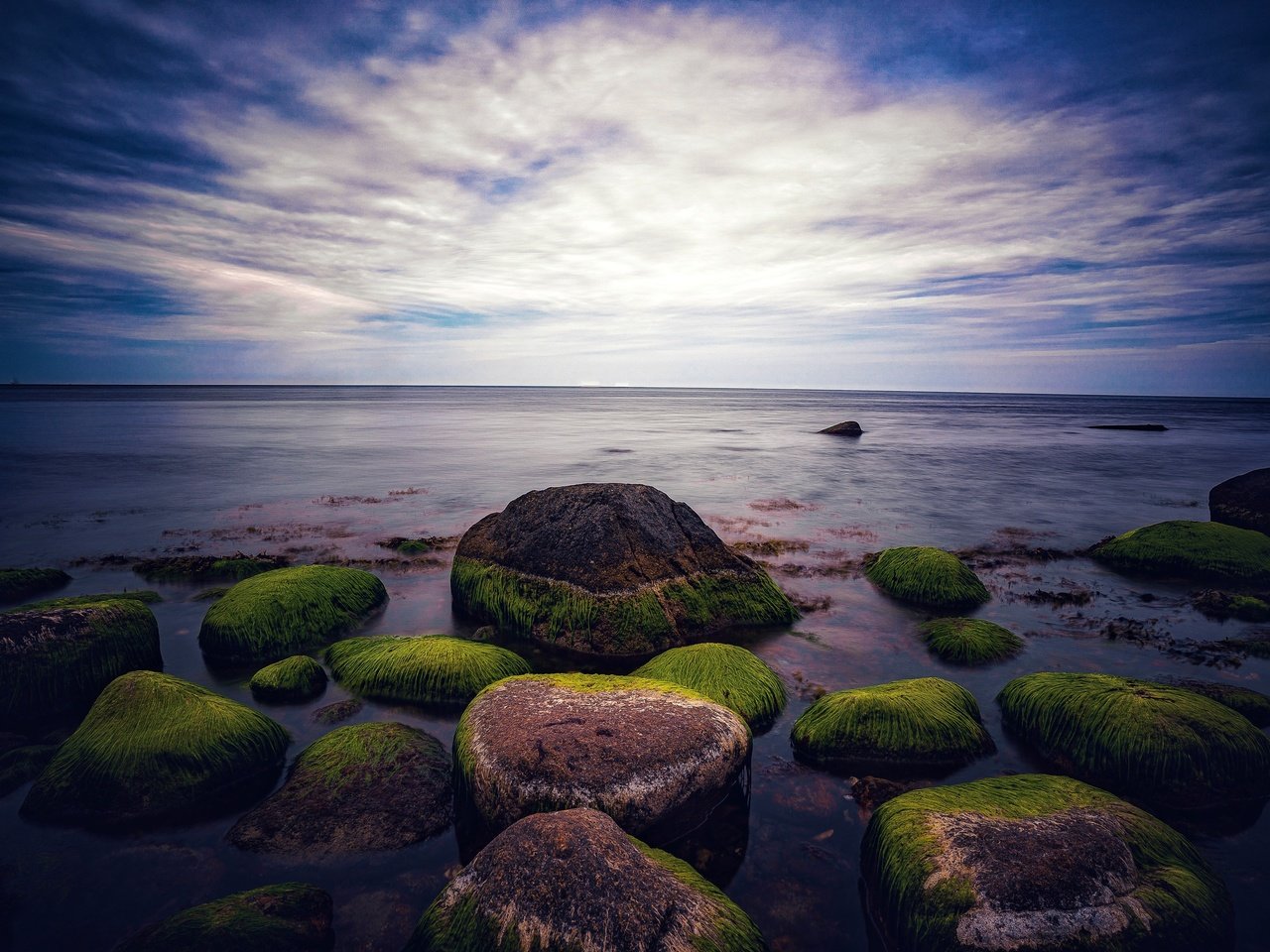 Обои небо, камни, берег, море, горизонт, the sky, stones, shore, sea, horizon разрешение 3000x2001 Загрузить