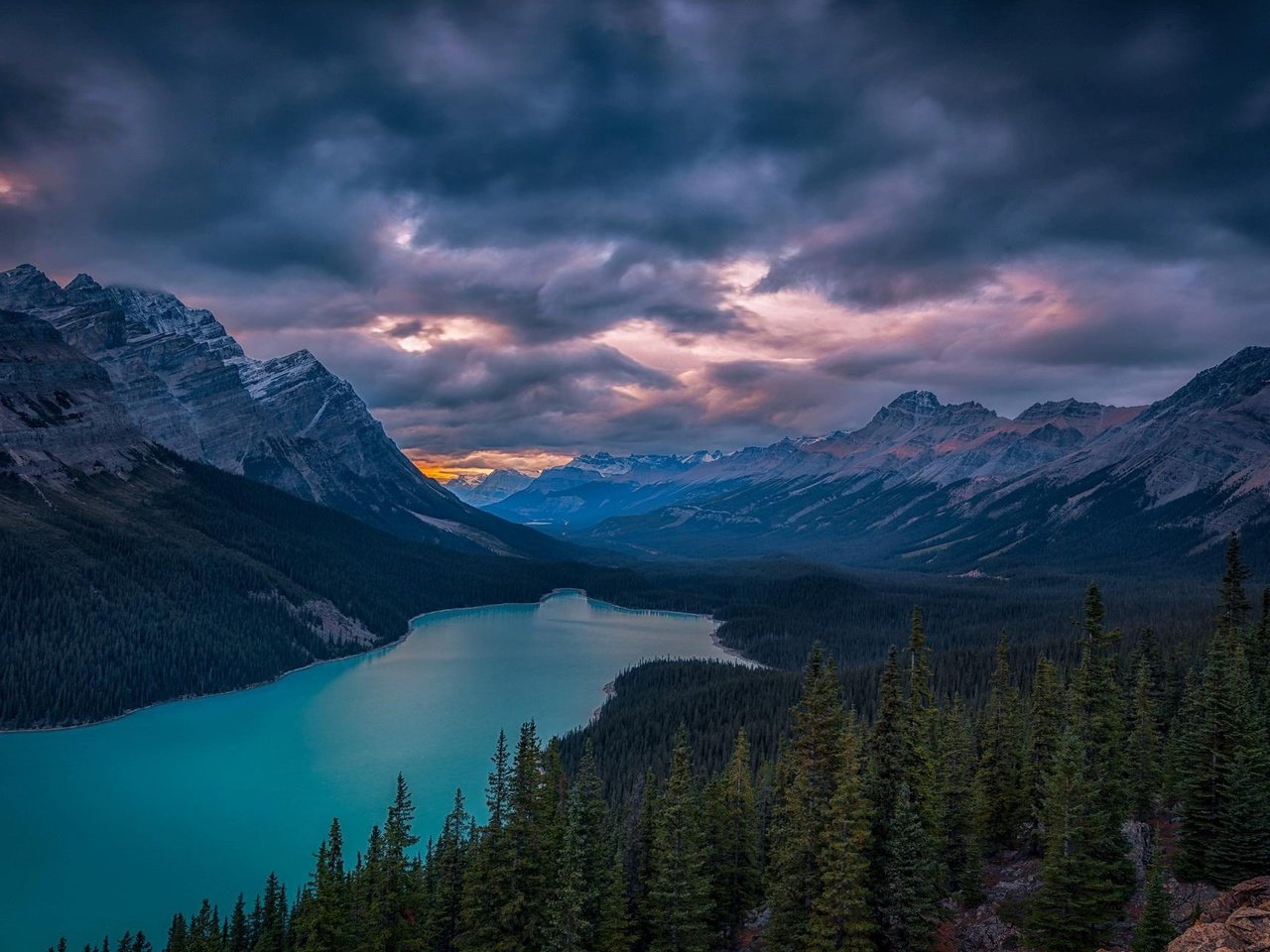 Обои небо, пасмурно, озеро, peyto lake, горы, скалы, природа, лес, тучи, канада, the sky, overcast, lake, mountains, rocks, nature, forest, clouds, canada разрешение 2048x1280 Загрузить