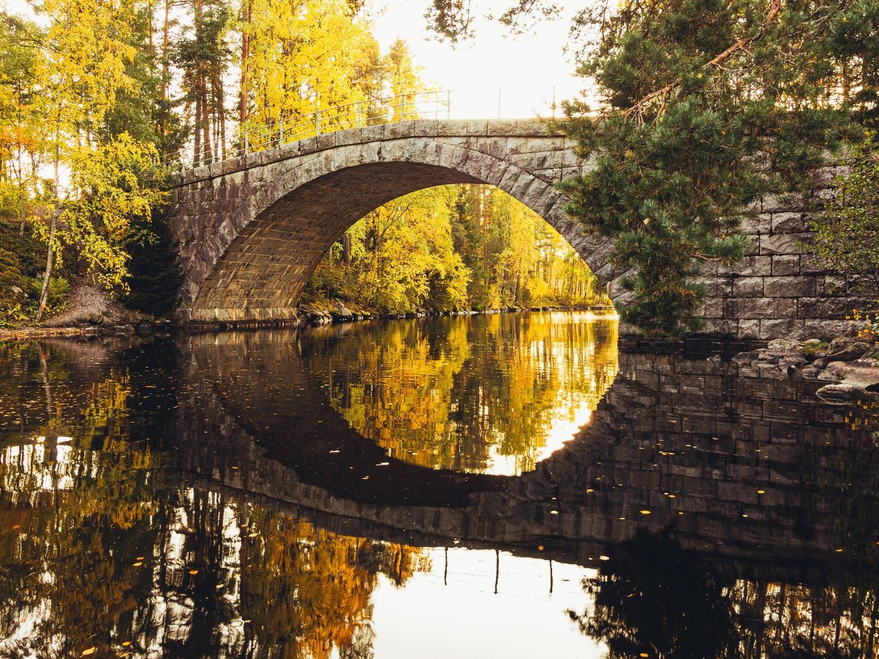 Обои деревья, река, отражение, мост, осень, каменный мост, trees, river, reflection, bridge, autumn, stone bridge разрешение 3840x2160 Загрузить