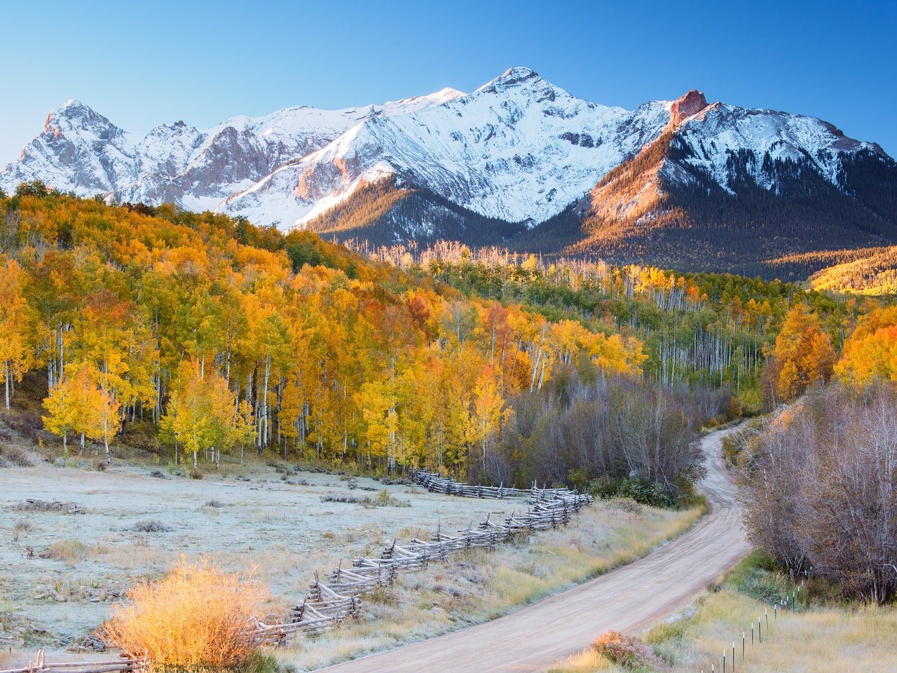 Обои дорога, горы, лес, осень, снежные вершины, road, mountains, forest, autumn, snowy peaks разрешение 2048x1365 Загрузить