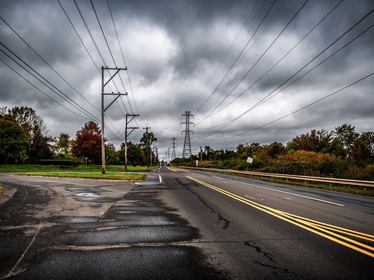 Обои дорога, природа, лэп, road, nature, power lines разрешение 6144x4096 Загрузить