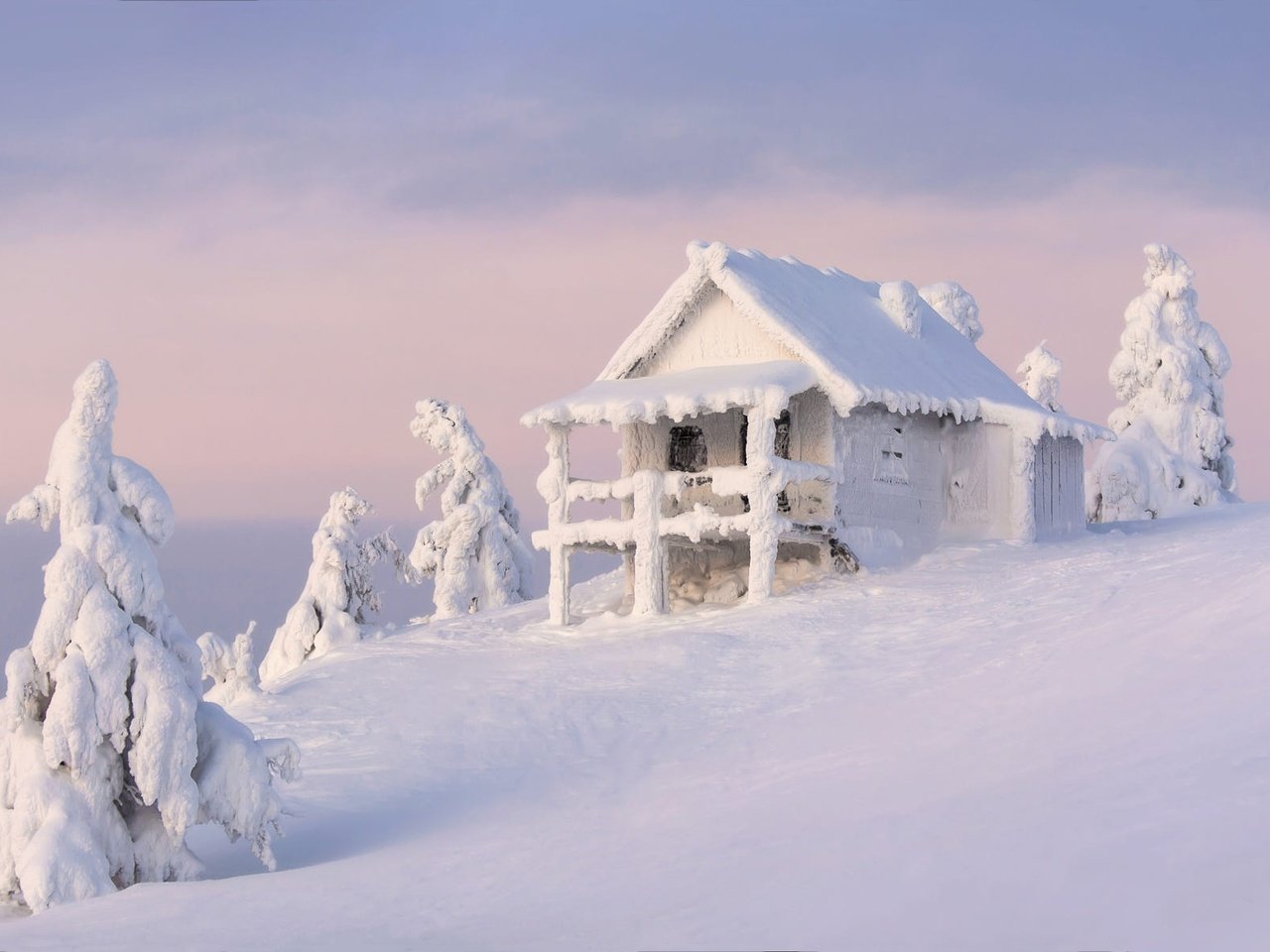 Обои небо, облака, снег, природа, зима, склон, дом, домик, избушка, hut, the sky, clouds, snow, nature, winter, slope, house разрешение 2000x1190 Загрузить