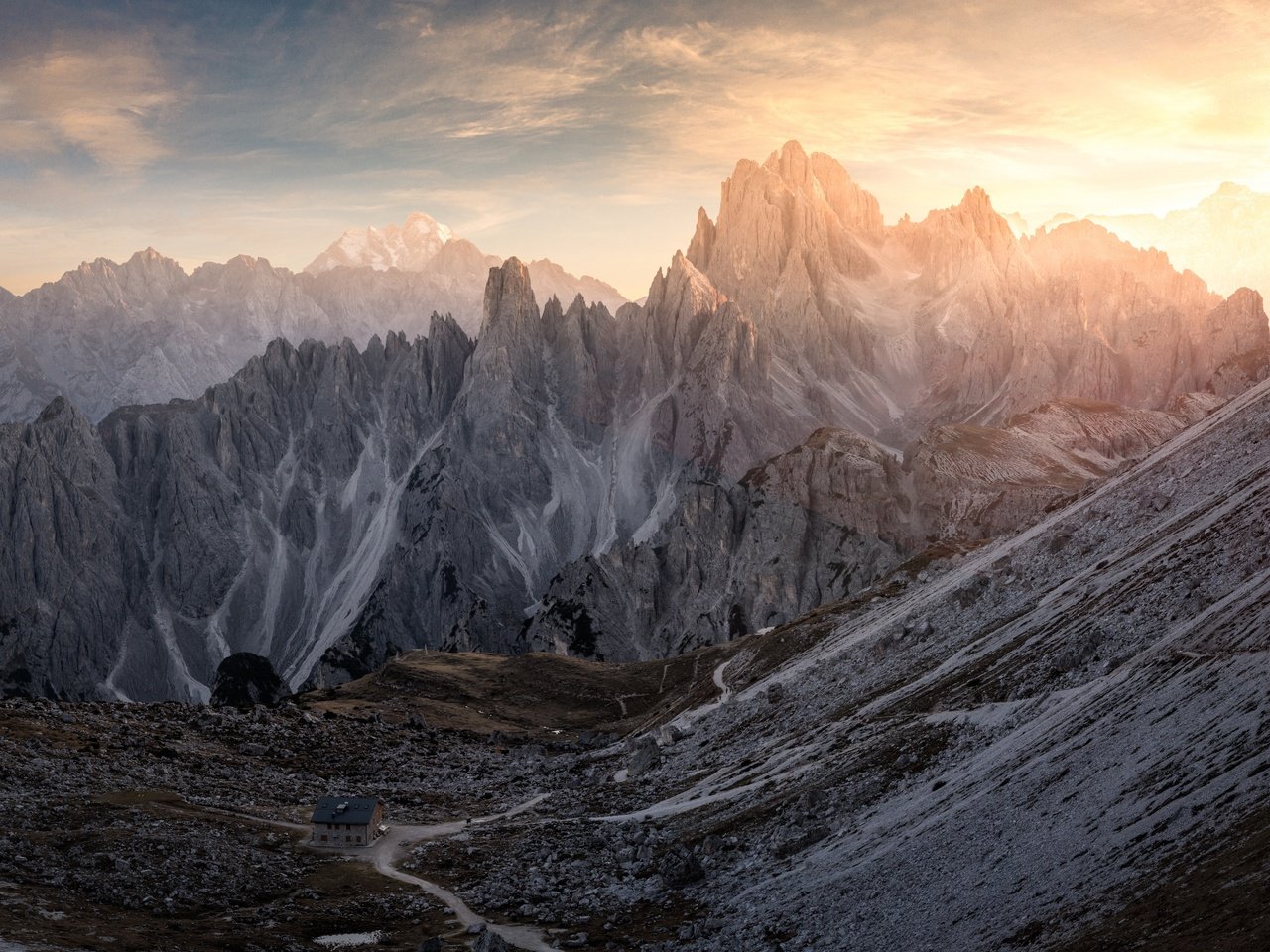 Обои свет, горы, скалы, солнце, утро, вершины, доломиты, light, mountains, rocks, the sun, morning, tops, the dolomites разрешение 3901x2562 Загрузить