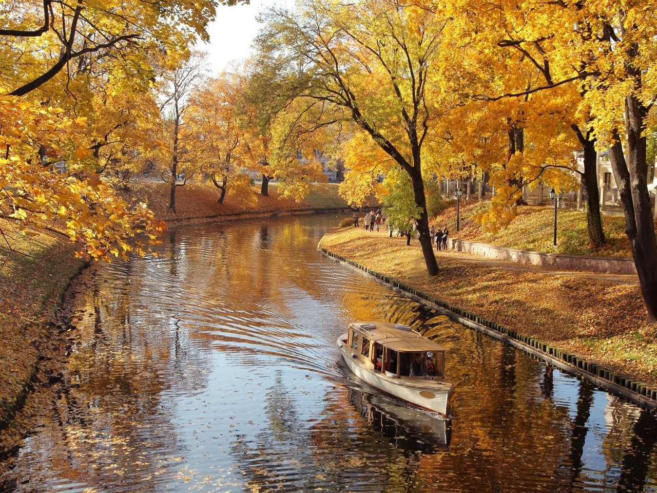 Обои деревья, река, природа, парк, осень, лодка, листопад, trees, river, nature, park, autumn, boat, falling leaves разрешение 1920x1280 Загрузить