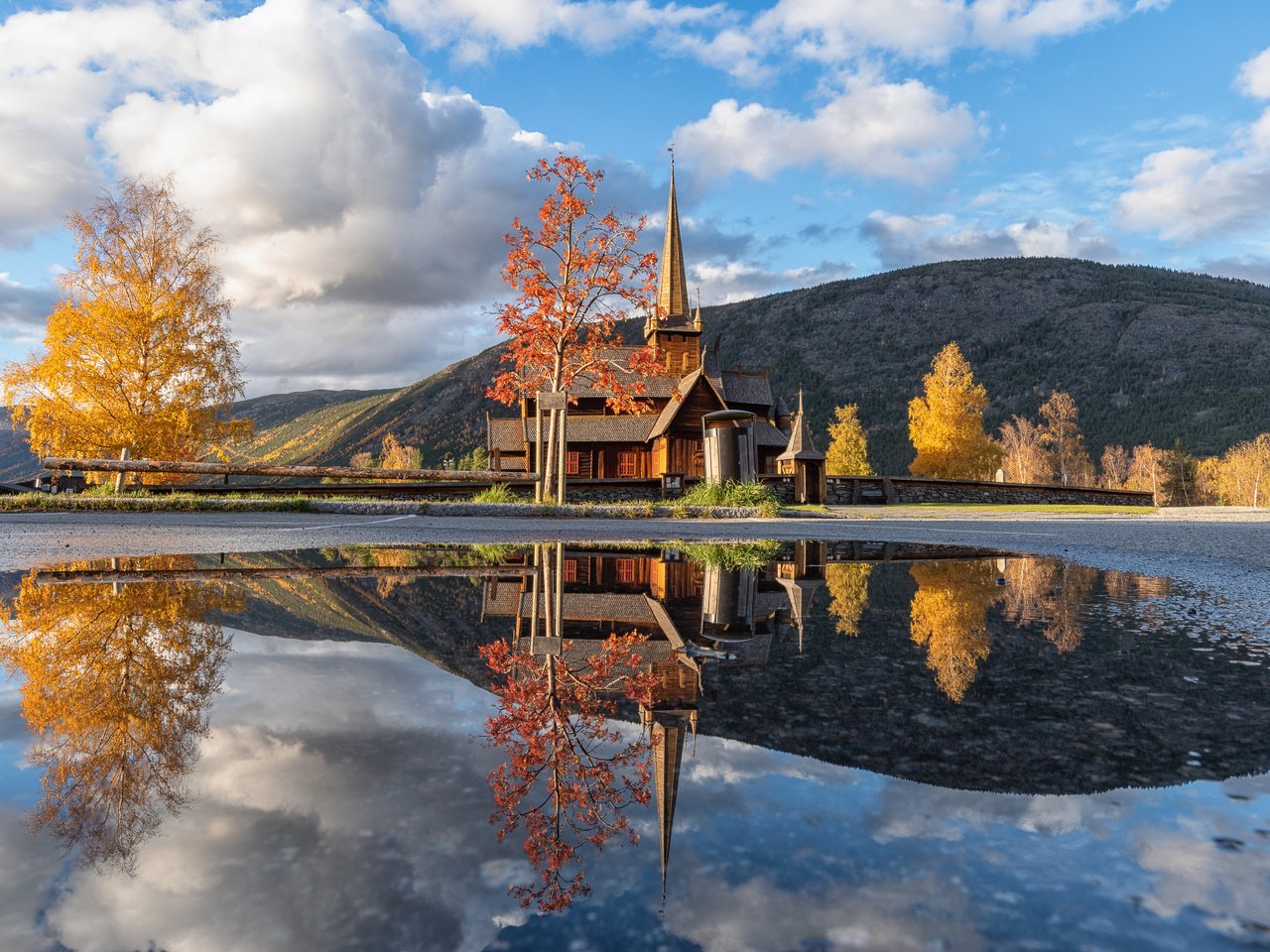 Обои облака, горы, природа, отражение, осень, церковь, норвегия, vestlandet, clouds, mountains, nature, reflection, autumn, church, norway разрешение 5120x3417 Загрузить