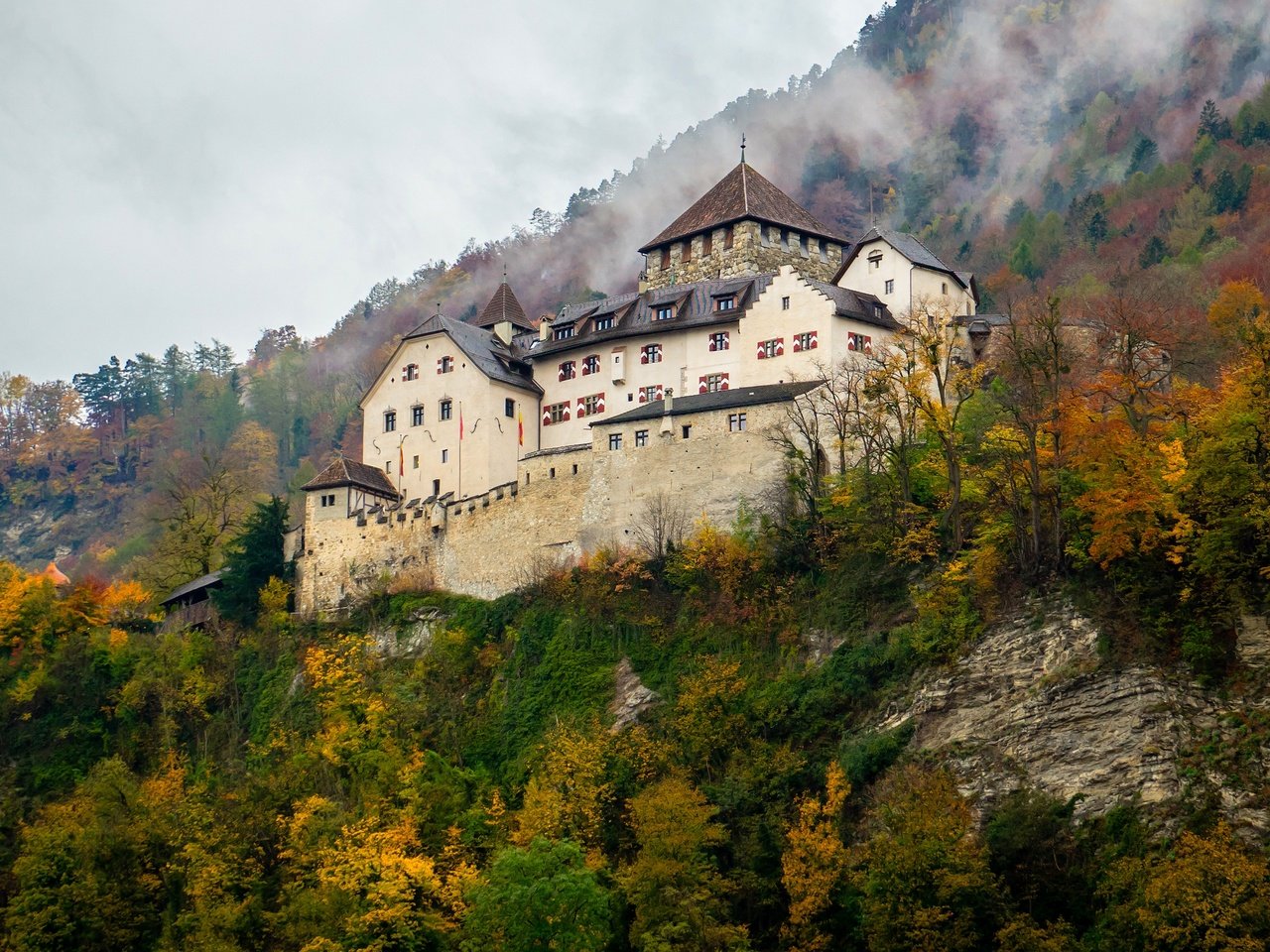 Обои лес, замок, осень, архитектура, холм, forest, castle, autumn, architecture, hill разрешение 3840x2160 Загрузить