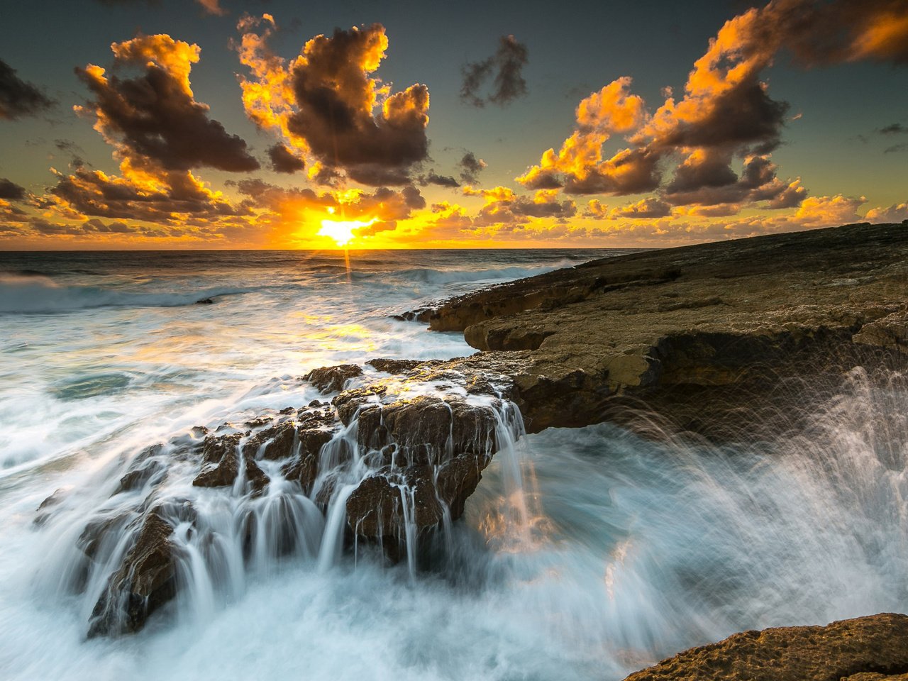 Обои облака, sintra-cascais natural park, кашкайш, закат, побережье, океан, португалия, атлантический океан, atlantic ocean, cascais, природный парк синтра-кашкайш, cabo raso, clouds, sunset, coast, the ocean, portugal, the atlantic ocean разрешение 2112x1188 Загрузить