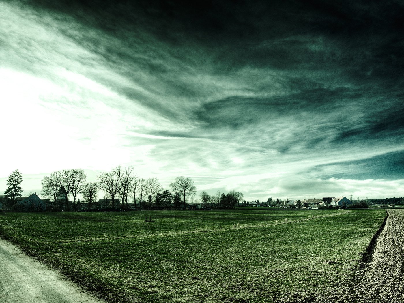 Обои небо, облака, обои, пейзаж, поле, дома, дороги, roads, the sky, clouds, wallpaper, landscape, field, home, road разрешение 2560x1600 Загрузить