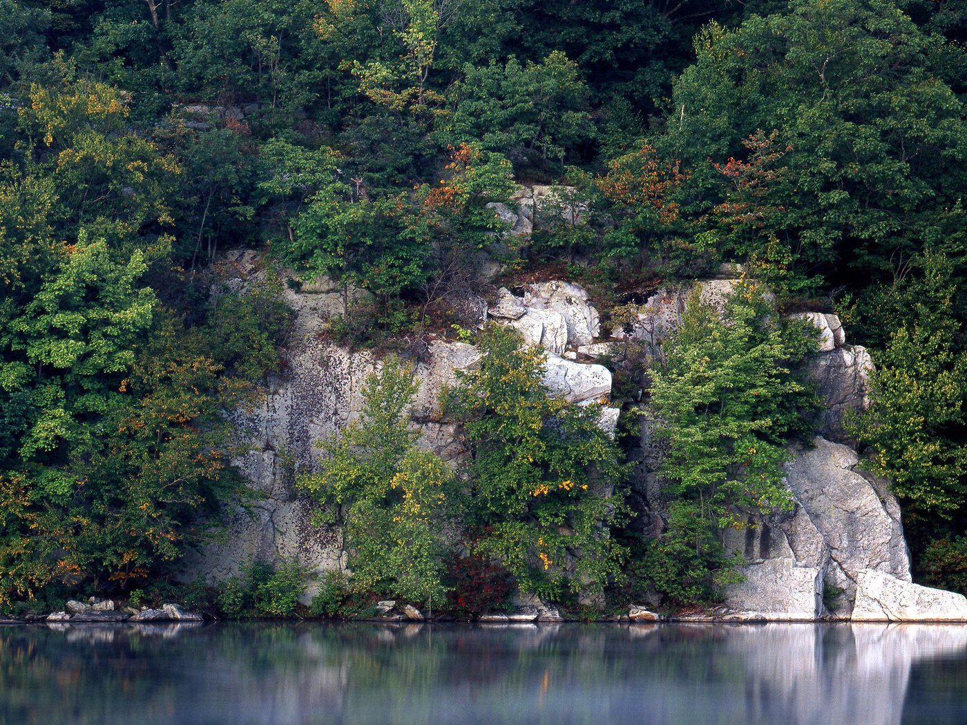 Обои деревья, вода, скалы, отражение, trees, water, rocks, reflection разрешение 2560x1920 Загрузить