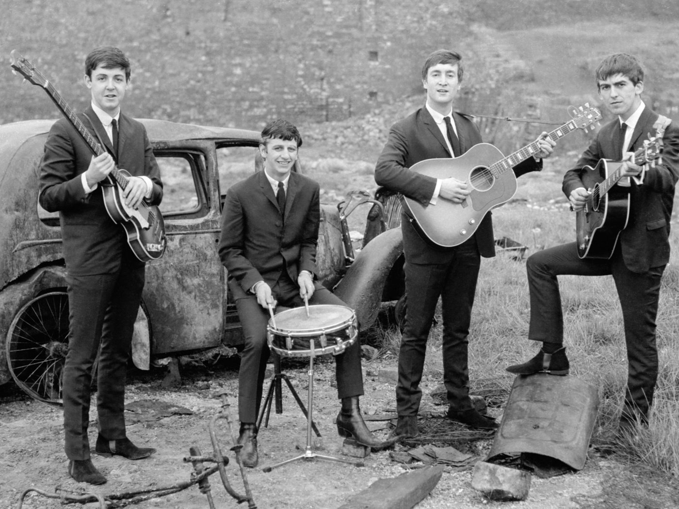 Обои группа, черно-белая, фотография, beatles, ржавая машина, group, black and white, photo, a rusty car разрешение 2560x1600 Загрузить