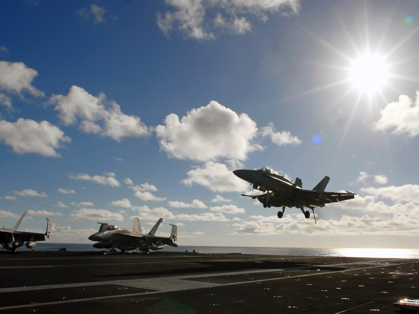 Обои облака, солнце, истребитель, авианосец, посадка, clouds, the sun, fighter, the carrier, landing разрешение 1920x1200 Загрузить