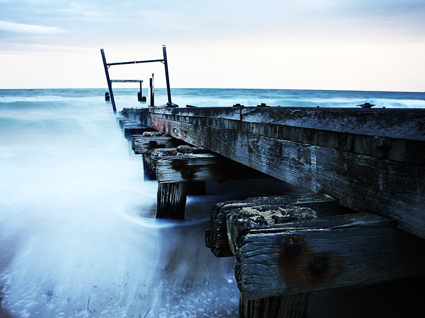 Обои небо, море, пирс, причал, старый, погода, пасмурная, the sky, sea, pierce, pier, old, weather, cloudy разрешение 1920x1200 Загрузить