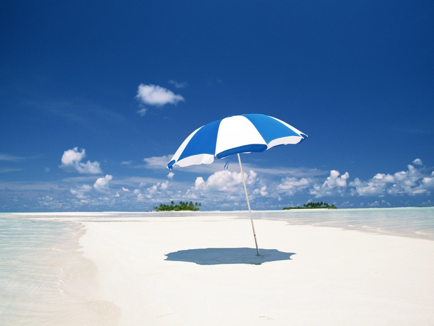 Обои облака, берег, море, песок, зонт, clouds, shore, sea, sand, umbrella разрешение 1920x1200 Загрузить