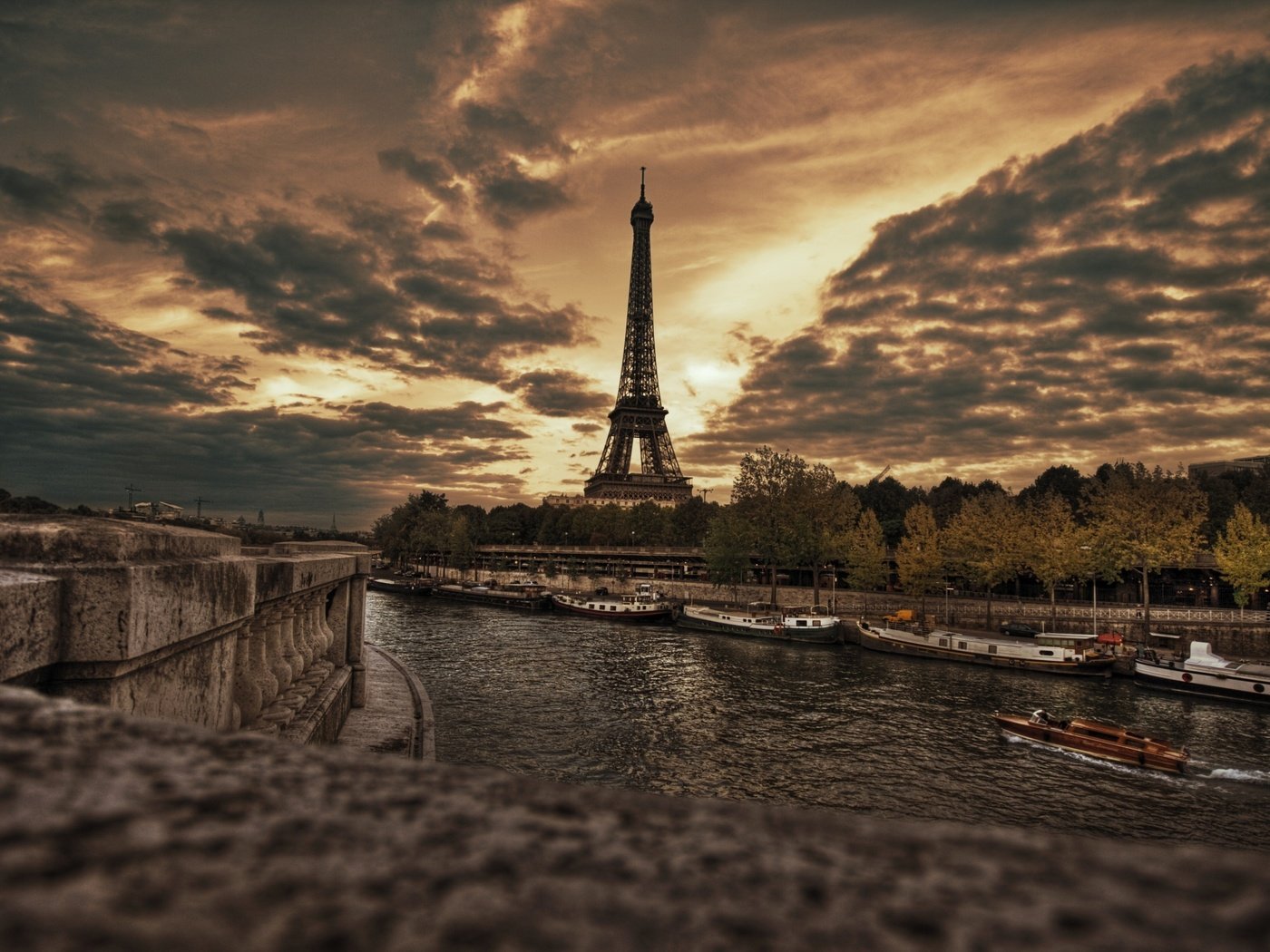 Обои париж, набережная, эйфелева башня, paris, promenade, eiffel tower разрешение 2560x1600 Загрузить