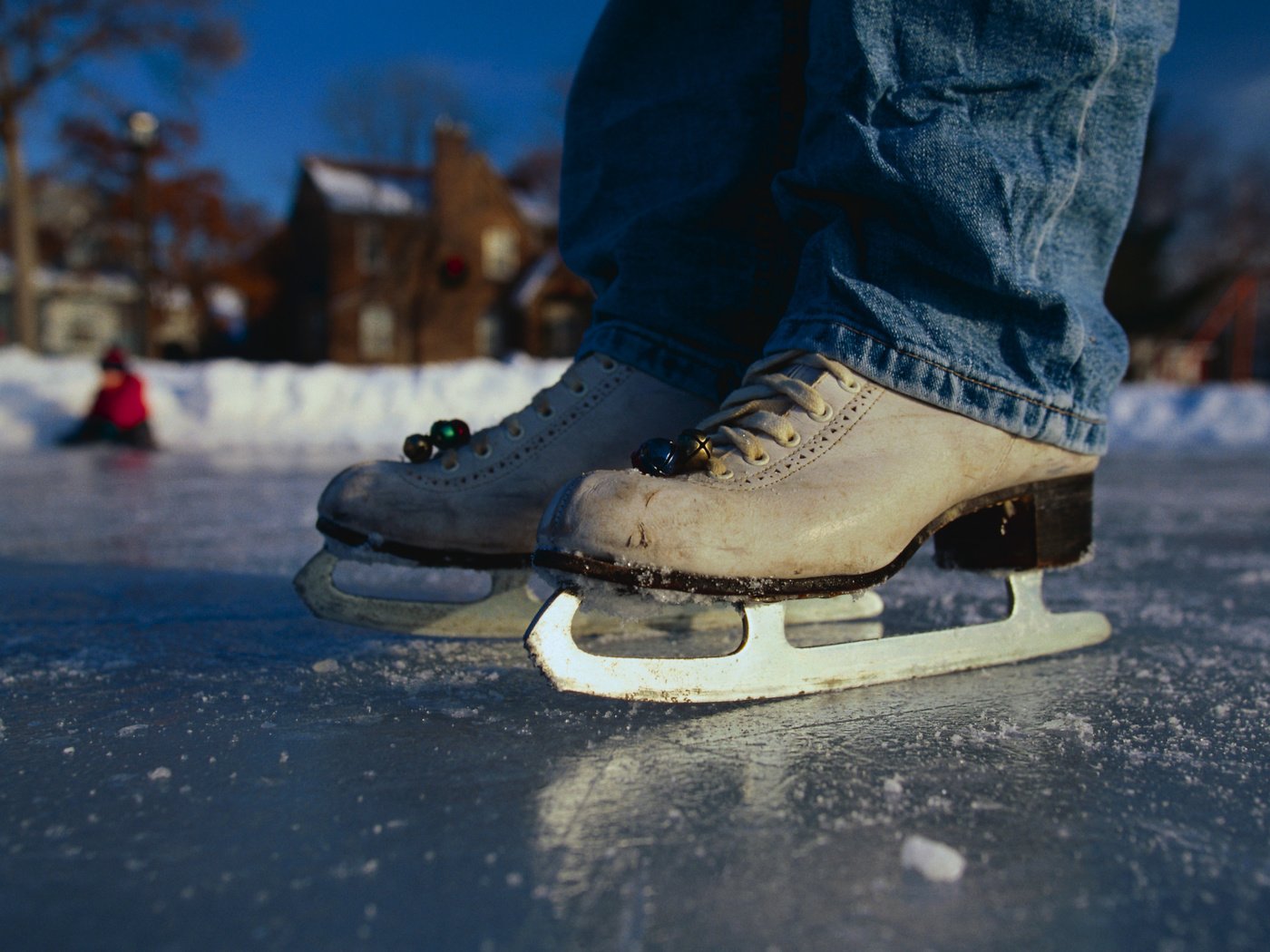 Обои зима, джинсы, каток, коньки, winter, jeans, rink, skates разрешение 3947x2625 Загрузить