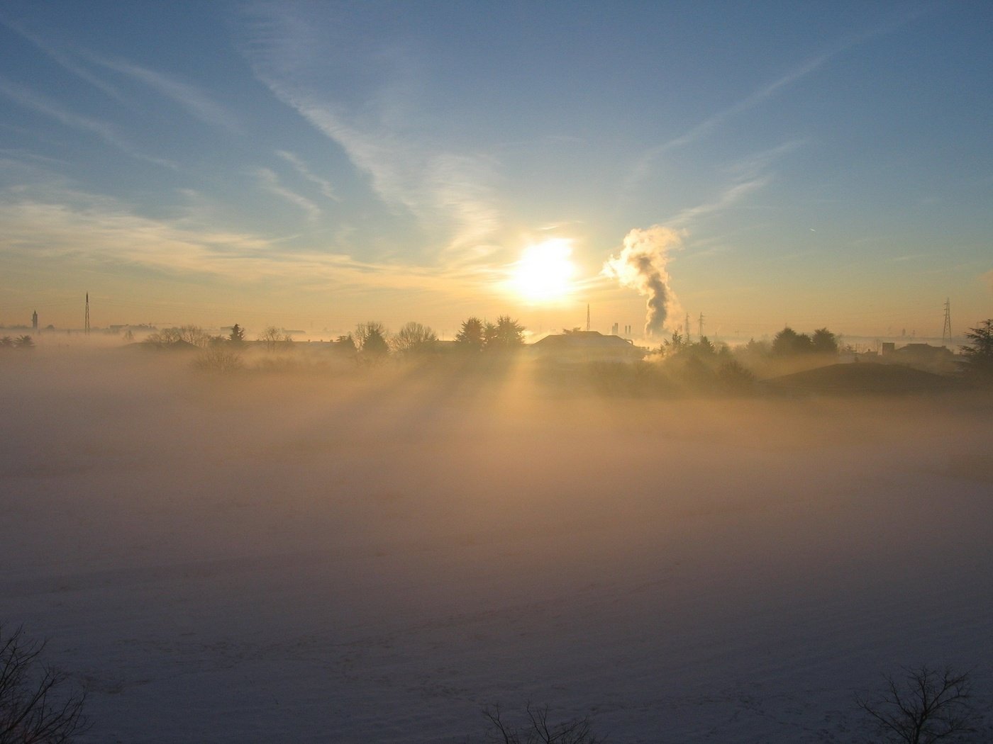 Обои солнце, снег, зима, туман, деревня, дым, the sun, snow, winter, fog, village, smoke разрешение 2560x1600 Загрузить