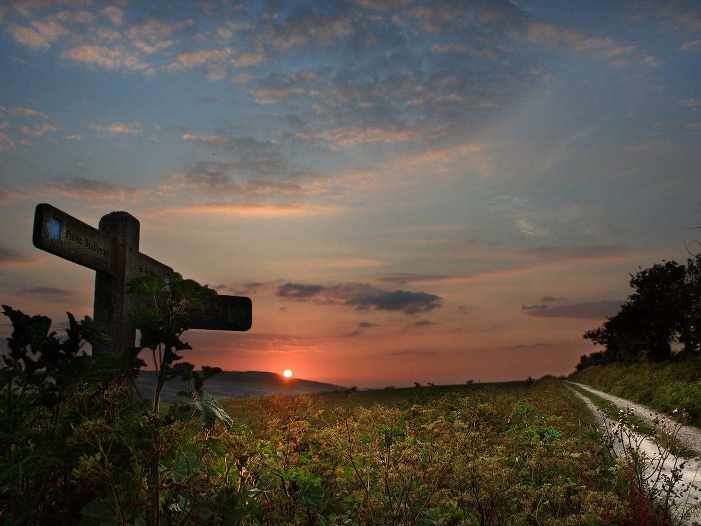 Обои небо, дорога, солнце, закат, поле, горизонт, указатель, the sky, road, the sun, sunset, field, horizon, index разрешение 1920x1200 Загрузить