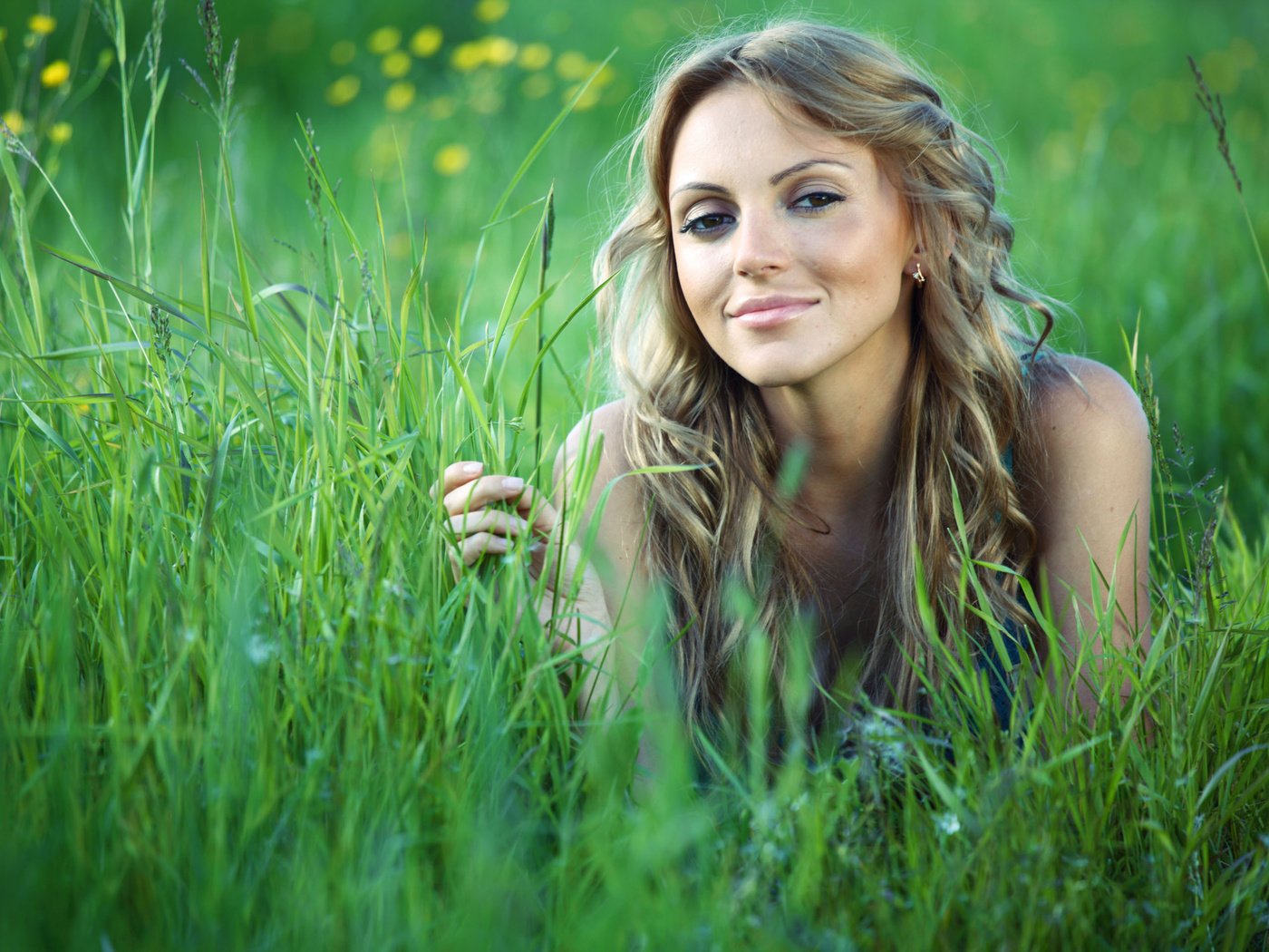 Обои трава, девушка, лето, grass, girl, summer разрешение 2560x1920 Загрузить
