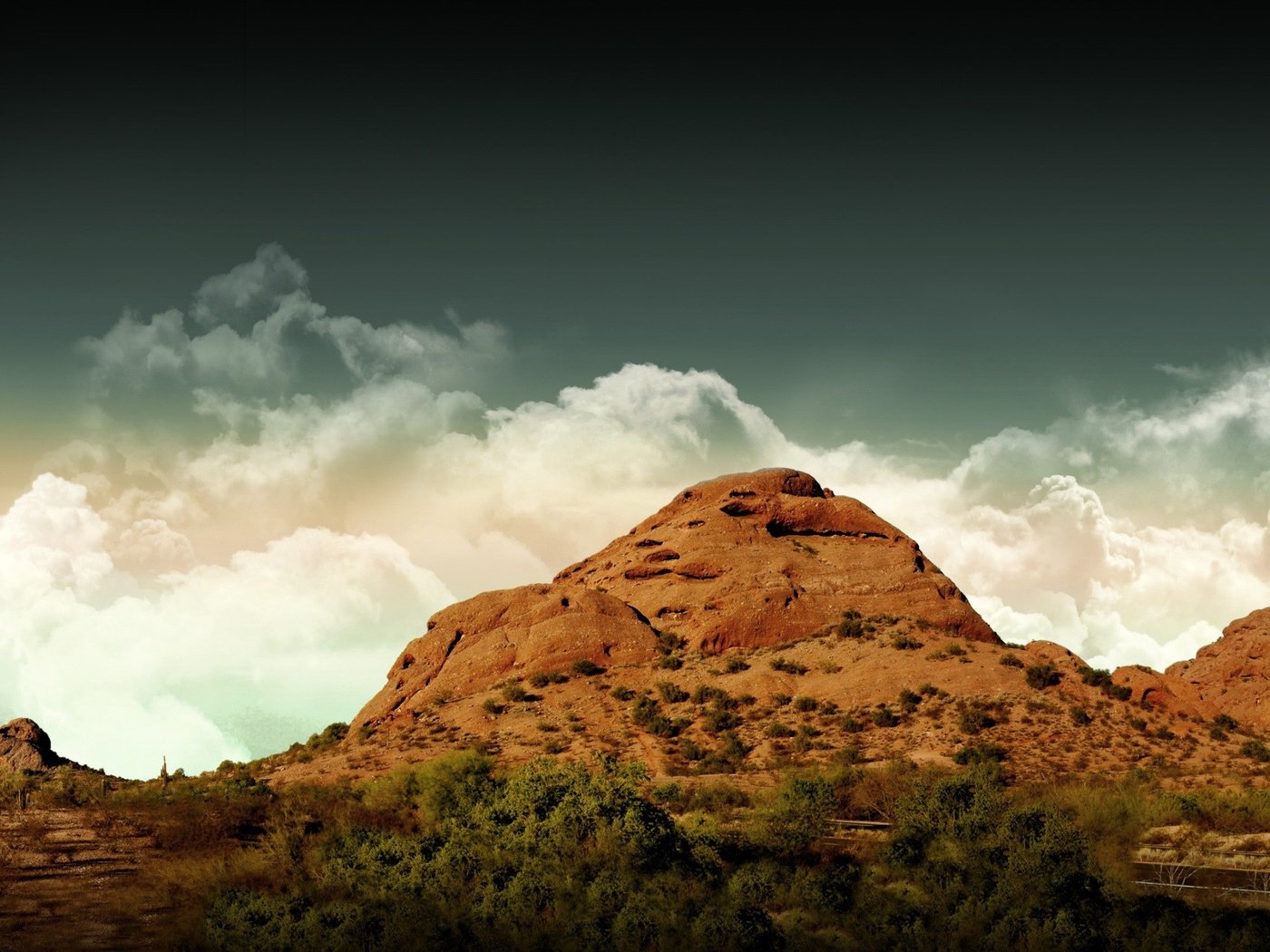 Обои небо, облака, горы, пустыня, гора, вершина, растительность, the sky, clouds, mountains, desert, mountain, top, vegetation разрешение 1920x1440 Загрузить