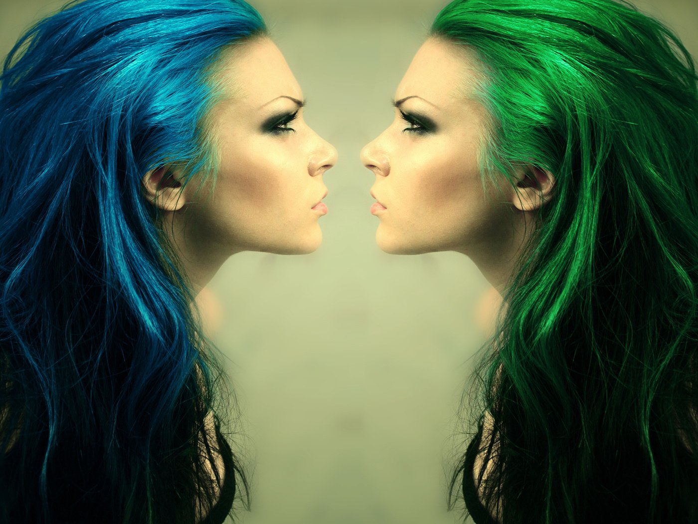 Обои девушка, зеленые, профиль, волосы, лицо, синее, к лицу, girl, green, profile, hair, face, blue, to face разрешение 1920x1200 Загрузить