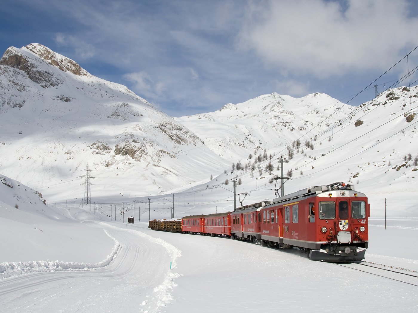 Обои горы, снег, красный, поезд, mountains, snow, red, train разрешение 3144x1936 Загрузить
