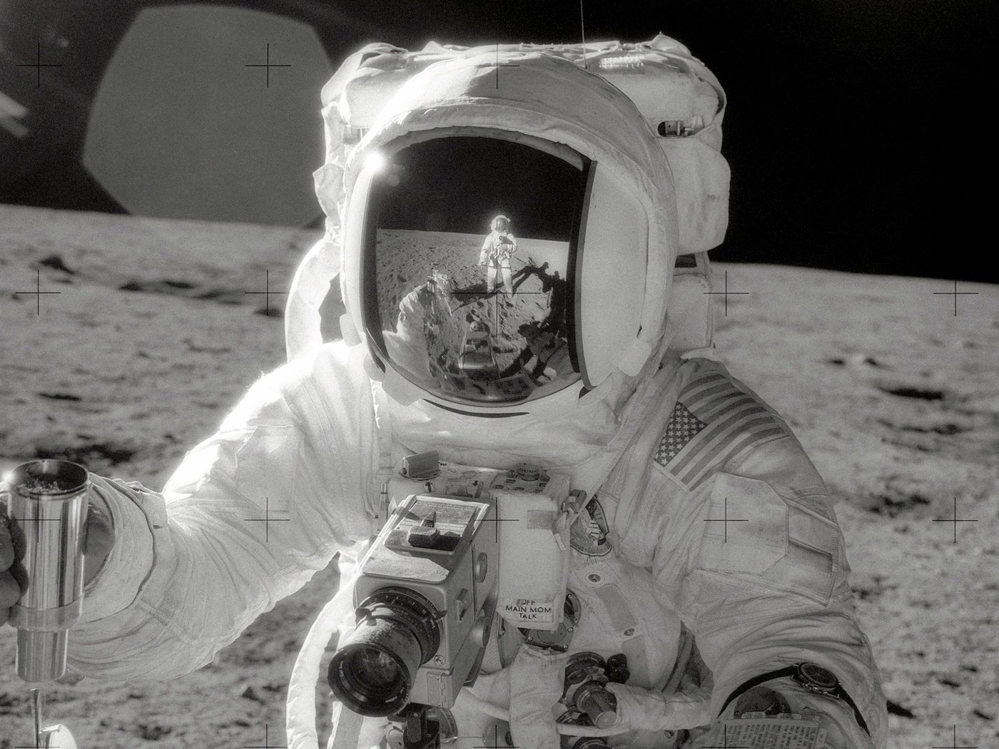 Обои отражение, луна, космонавт, reflection, the moon, astronaut разрешение 3200x2000 Загрузить
