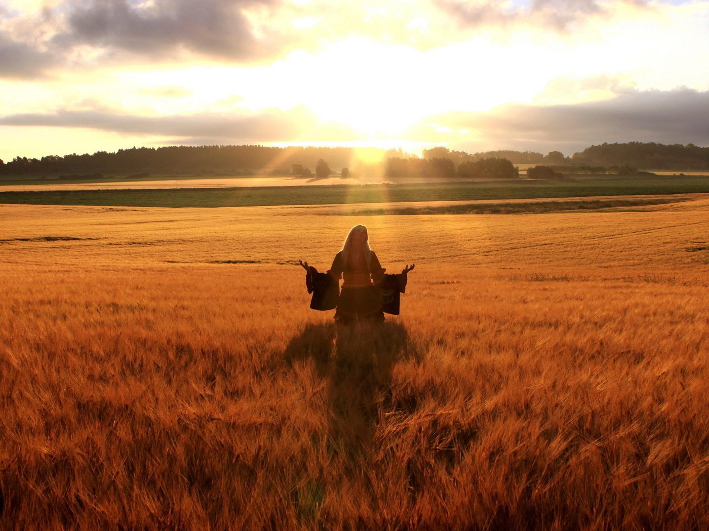 Обои девушка, поле, горизонт, солнжце, girl, field, horizon, solnice разрешение 1920x1200 Загрузить