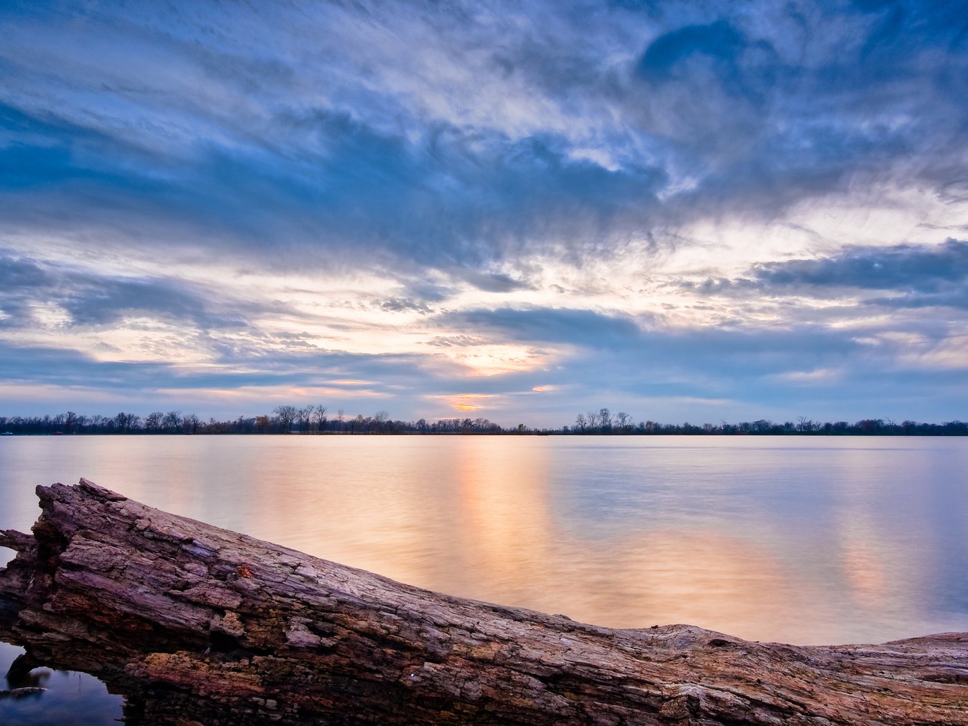 Обои небо, облака, озеро, река, дерево, пейзаж, бревно, the sky, clouds, lake, river, tree, landscape, log разрешение 2560x1600 Загрузить