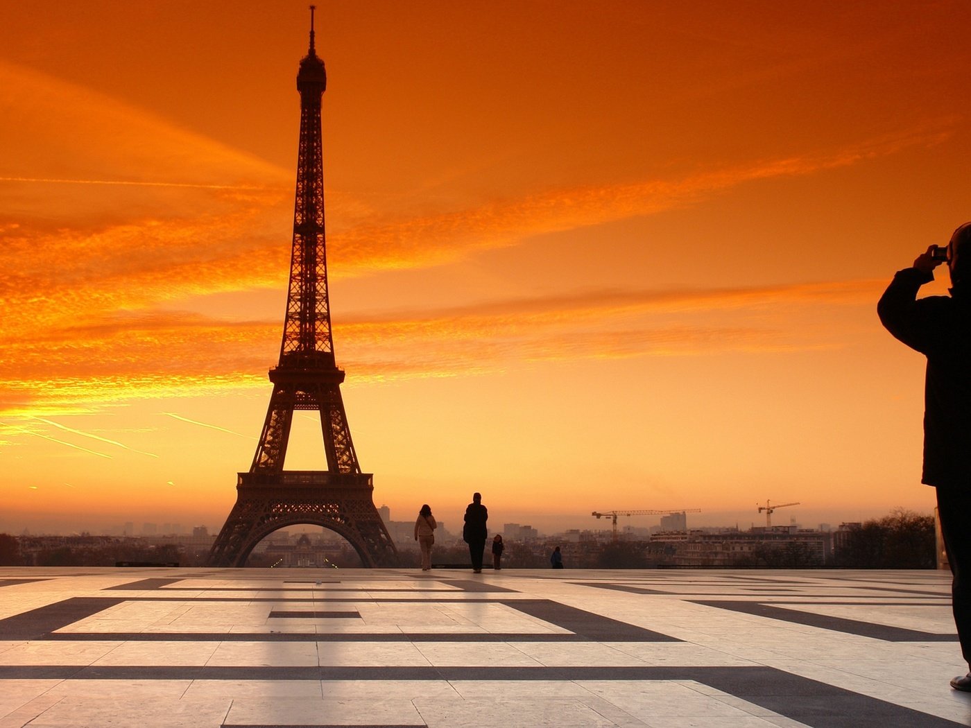 Обои закат, париж, франция, эйфелева башня, турист, sunset, paris, france, eiffel tower, tourist разрешение 1920x1080 Загрузить