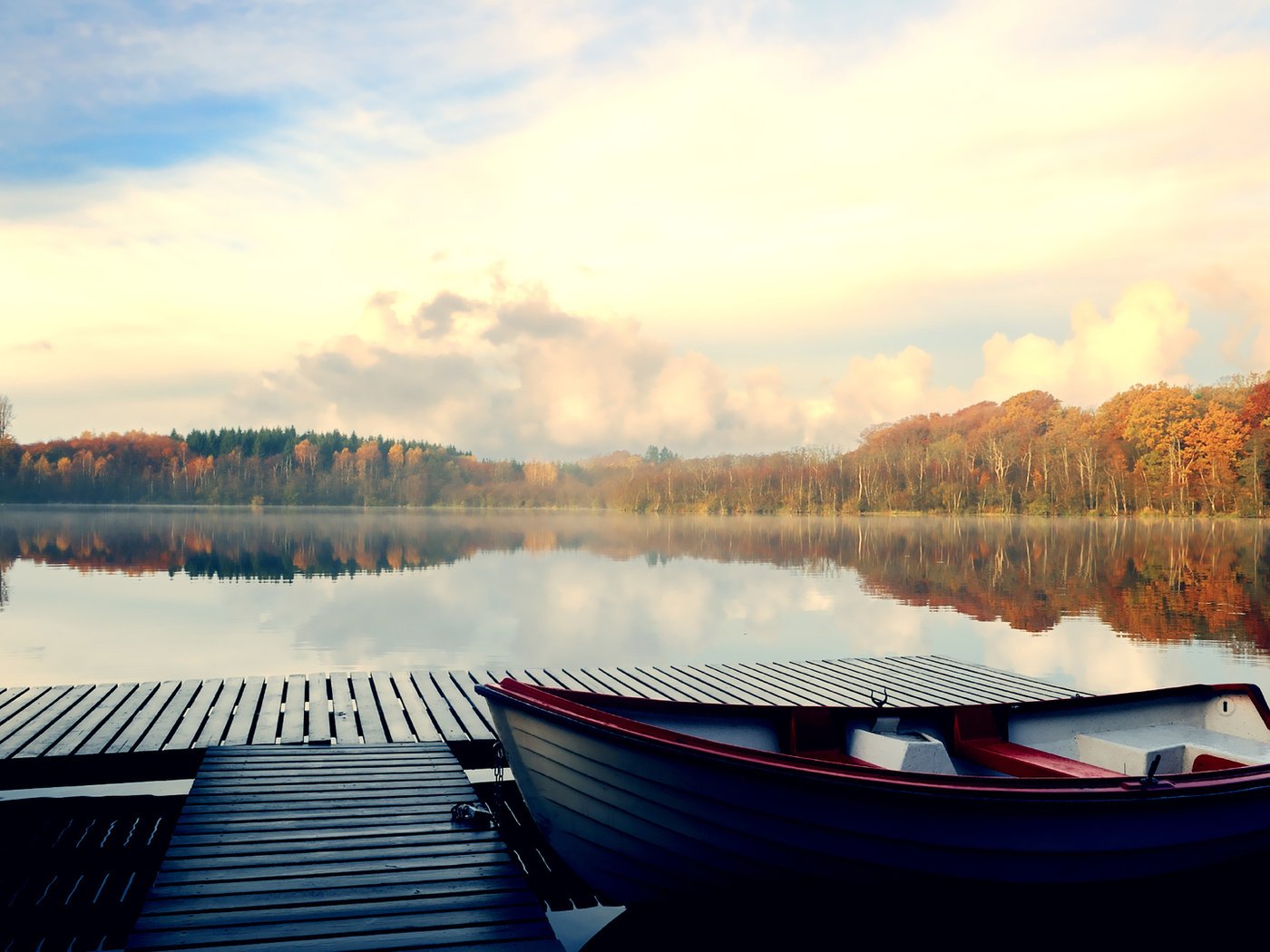 Обои деревья, озеро, осень, пирс, лодка, trees, lake, autumn, pierce, boat разрешение 1920x1080 Загрузить