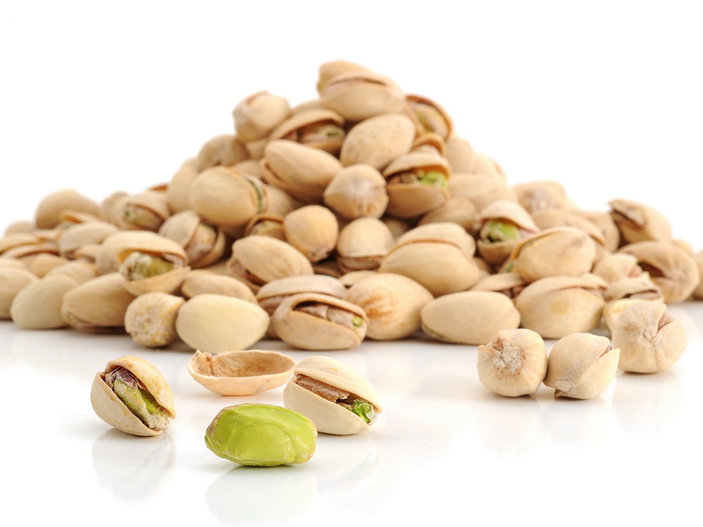 Обои орехи, белый фон, много, вкусно, фисташки, nuts, white background, a lot, delicious, pistachios разрешение 1920x1200 Загрузить