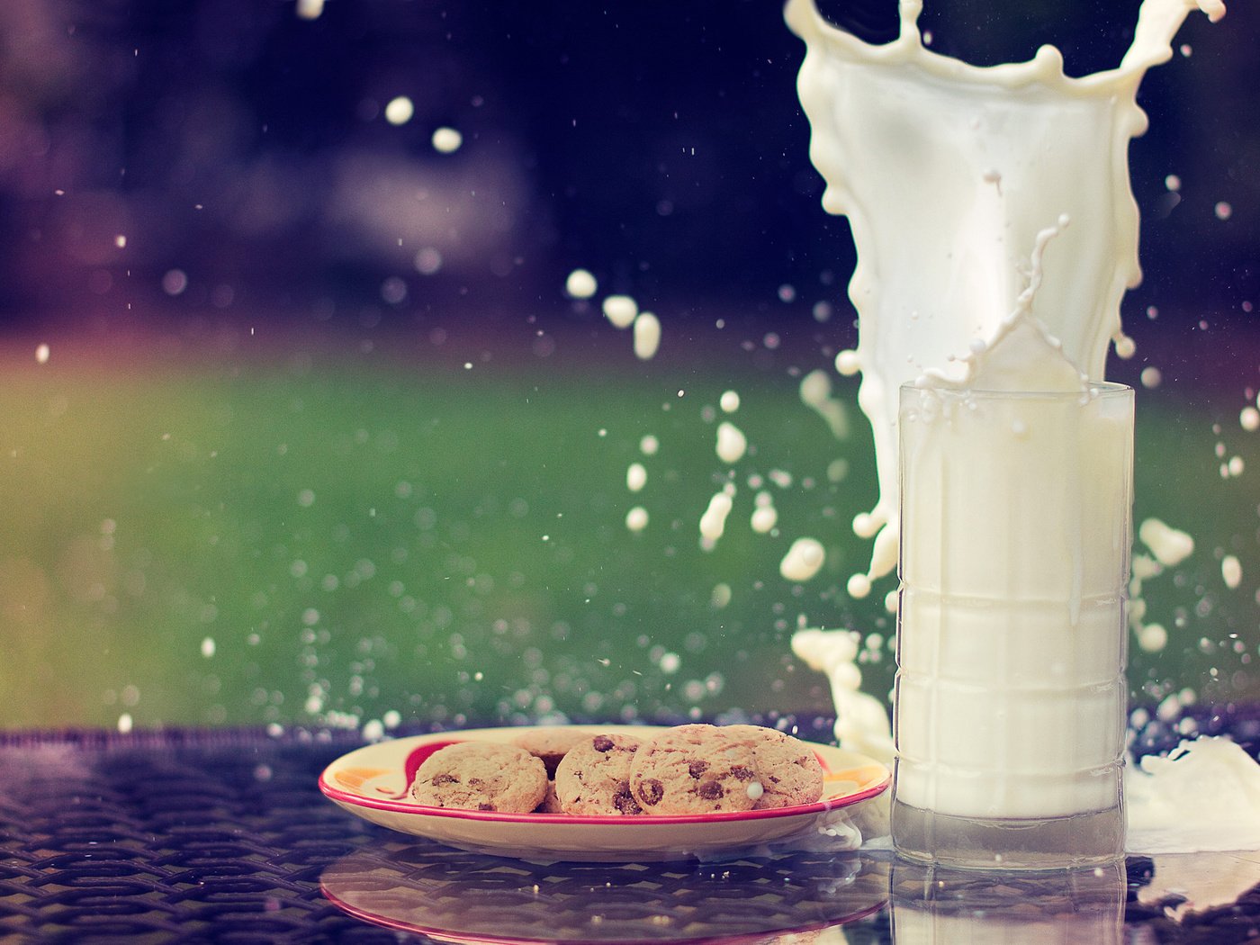 Обои всплеск, стакан, молоко, тарелка, пиченюхи, splash, glass, milk, plate, pechenihi разрешение 1920x1280 Загрузить