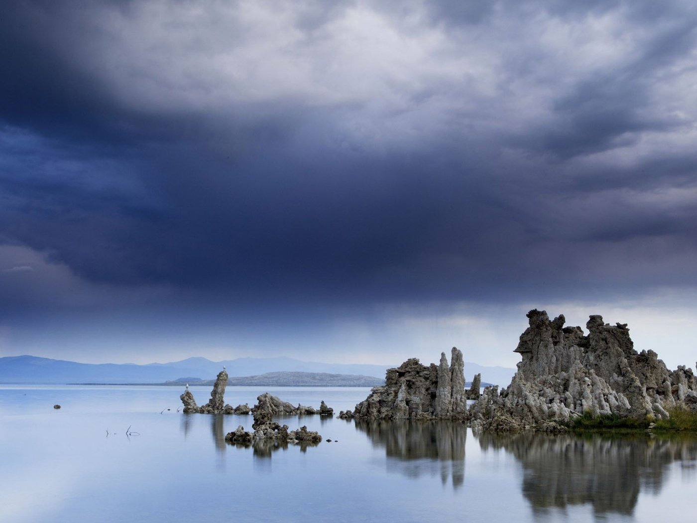 Обои озеро, скалы, природа, отражение, пейзаж, море, туман, горизонт, lake, rocks, nature, reflection, landscape, sea, fog, horizon разрешение 1920x1080 Загрузить