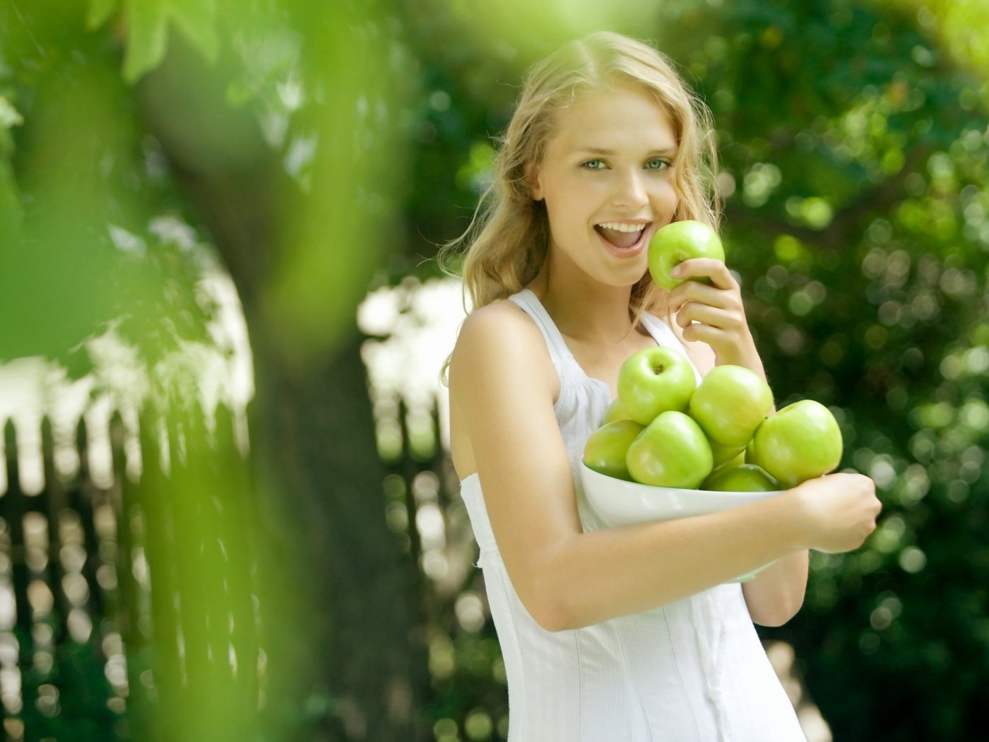 Обои девушка, яблоки, girl, apples разрешение 1920x1200 Загрузить